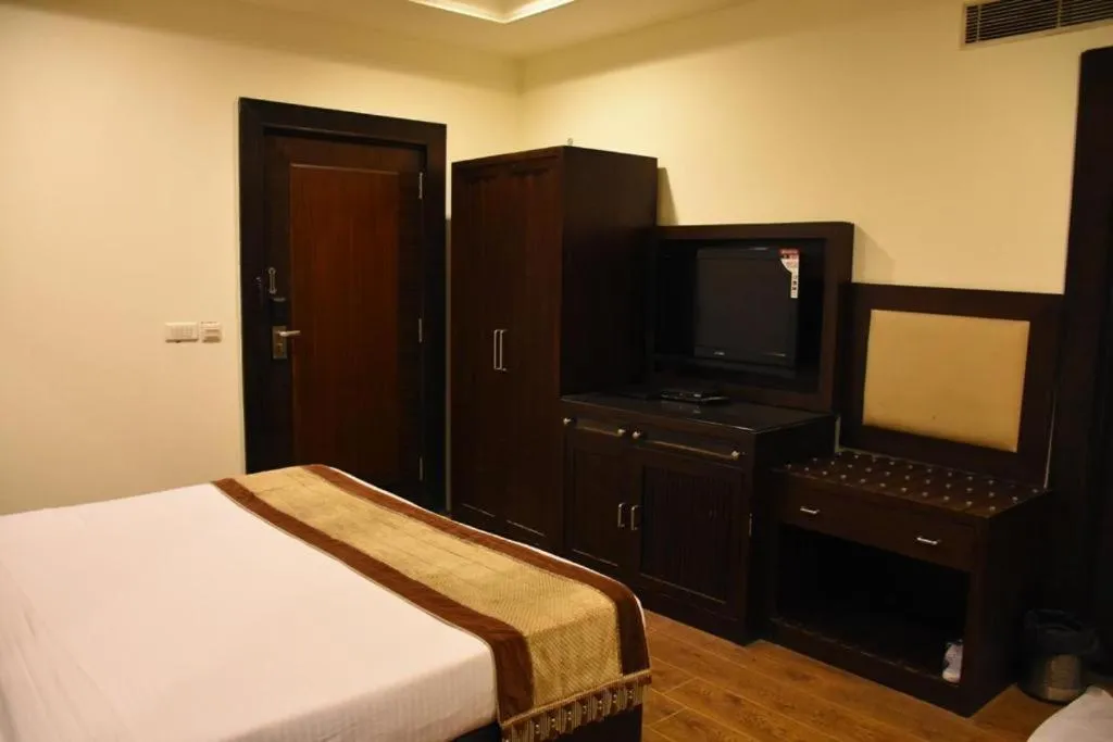 Communal lounge/ TV room, Bed in Aaron residency