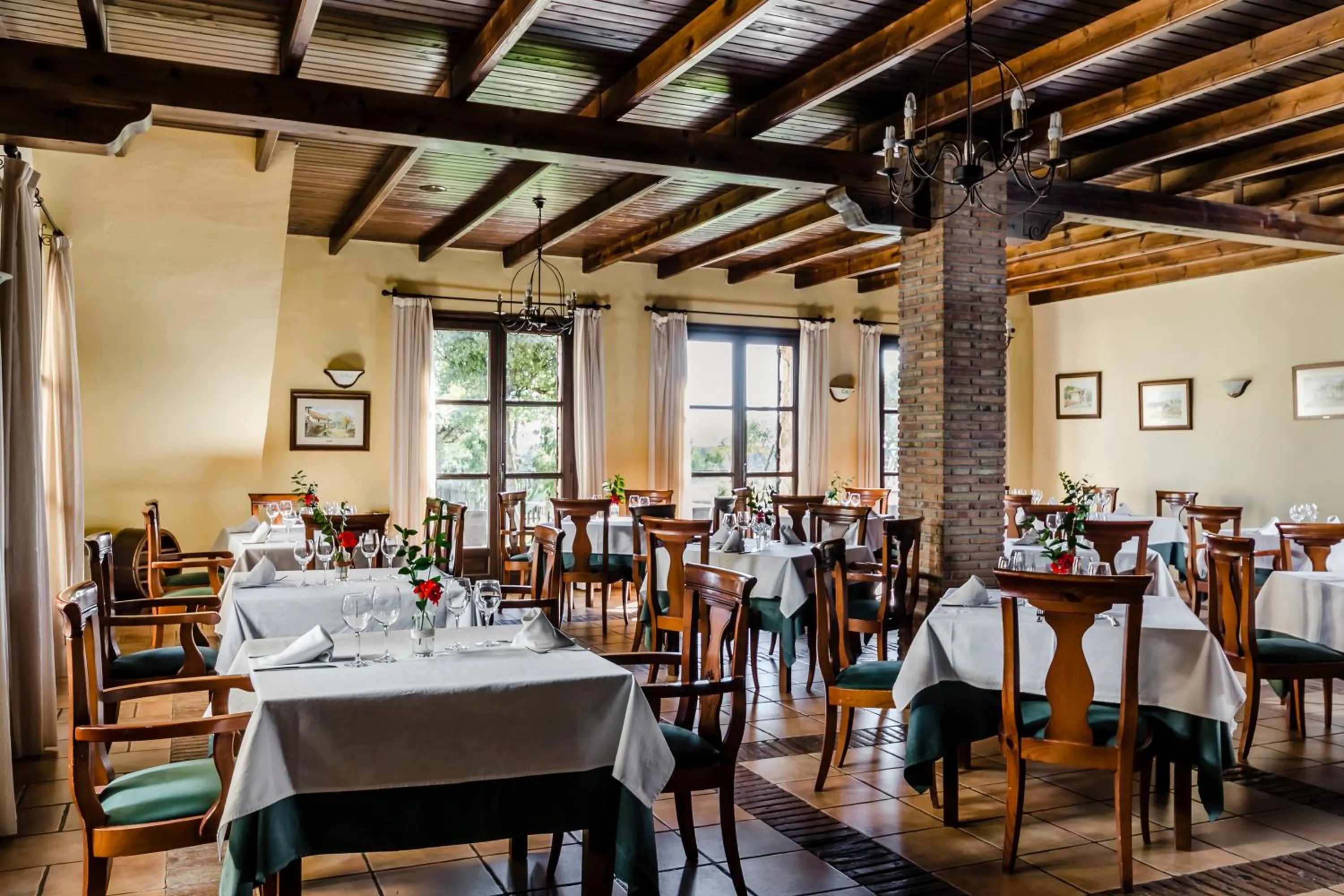 Restaurant/places to eat in Hotel Rural Los Nogales