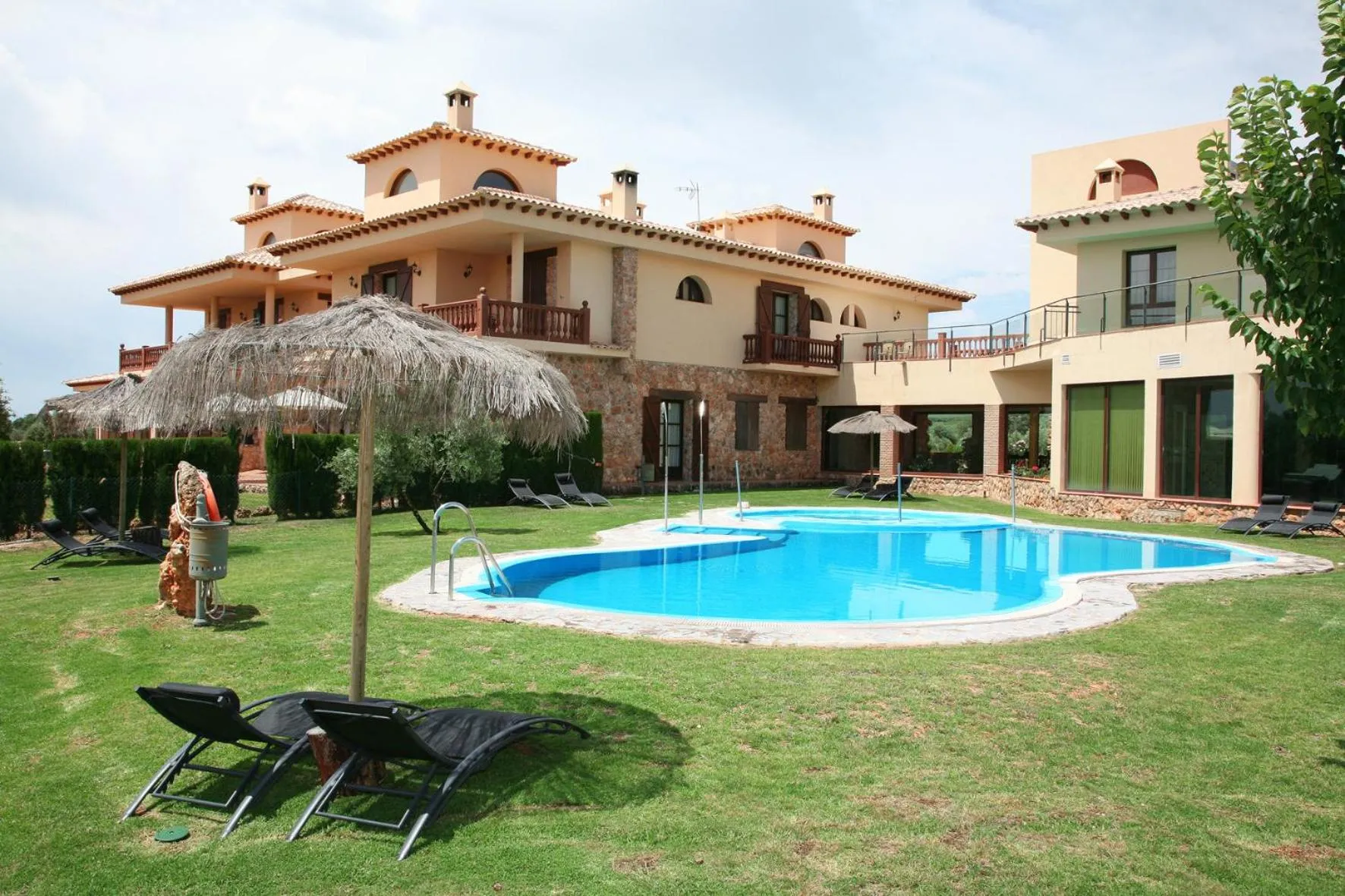 Swimming pool in Hotel Rural Los Nogales