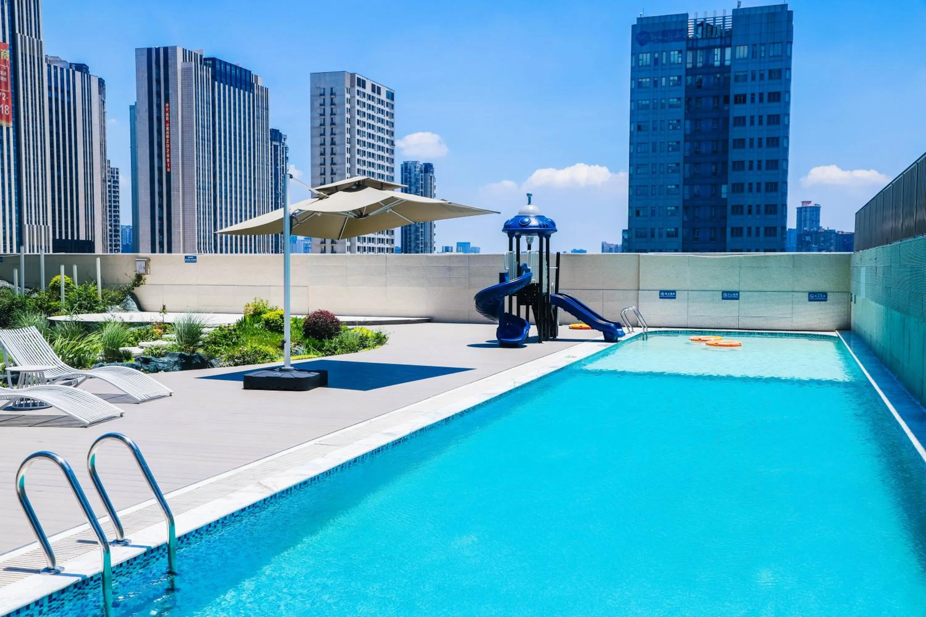 Swimming pool in Four Points by Sheraton Huzhou