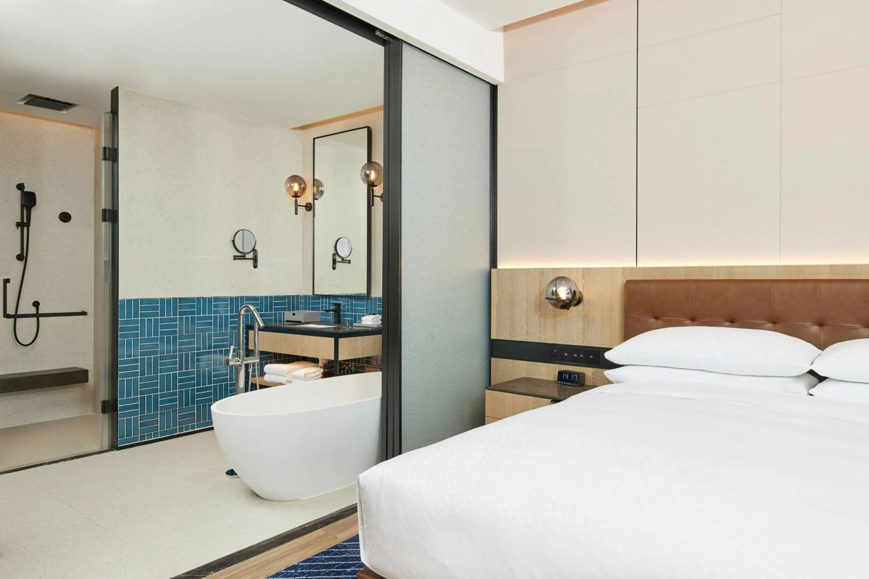 Photo of the whole room, Bed in Four Points by Sheraton Huzhou