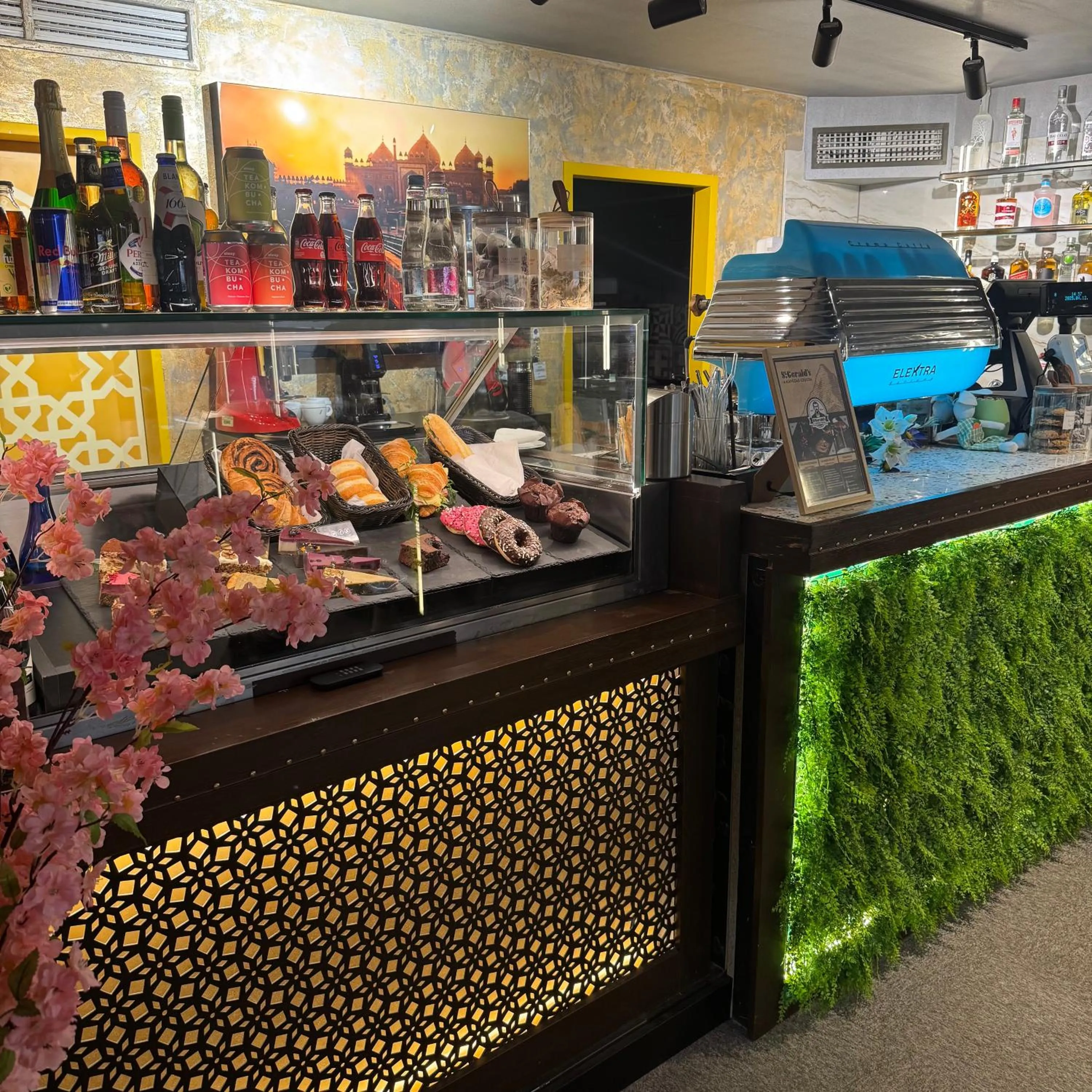 Restaurant/places to eat in Fashion City Hotel Superior