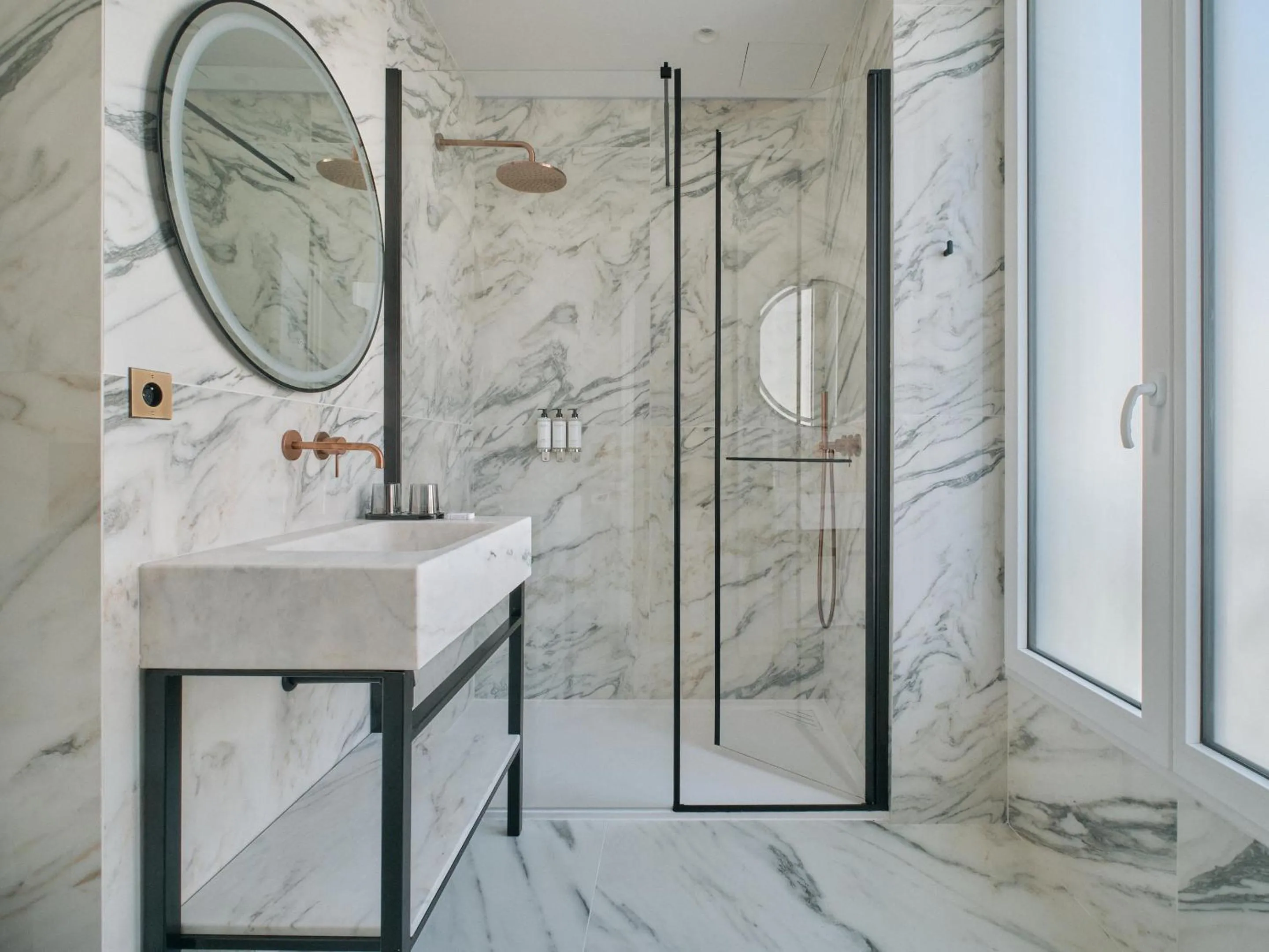 Shower in Nestay Les Halles