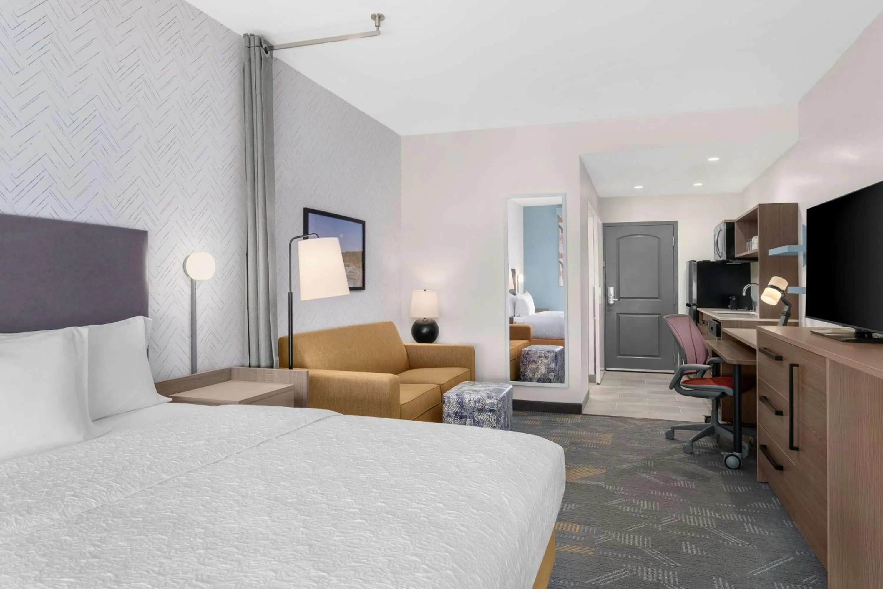 Living room, Bed in Home2 Suites By Hilton Eureka