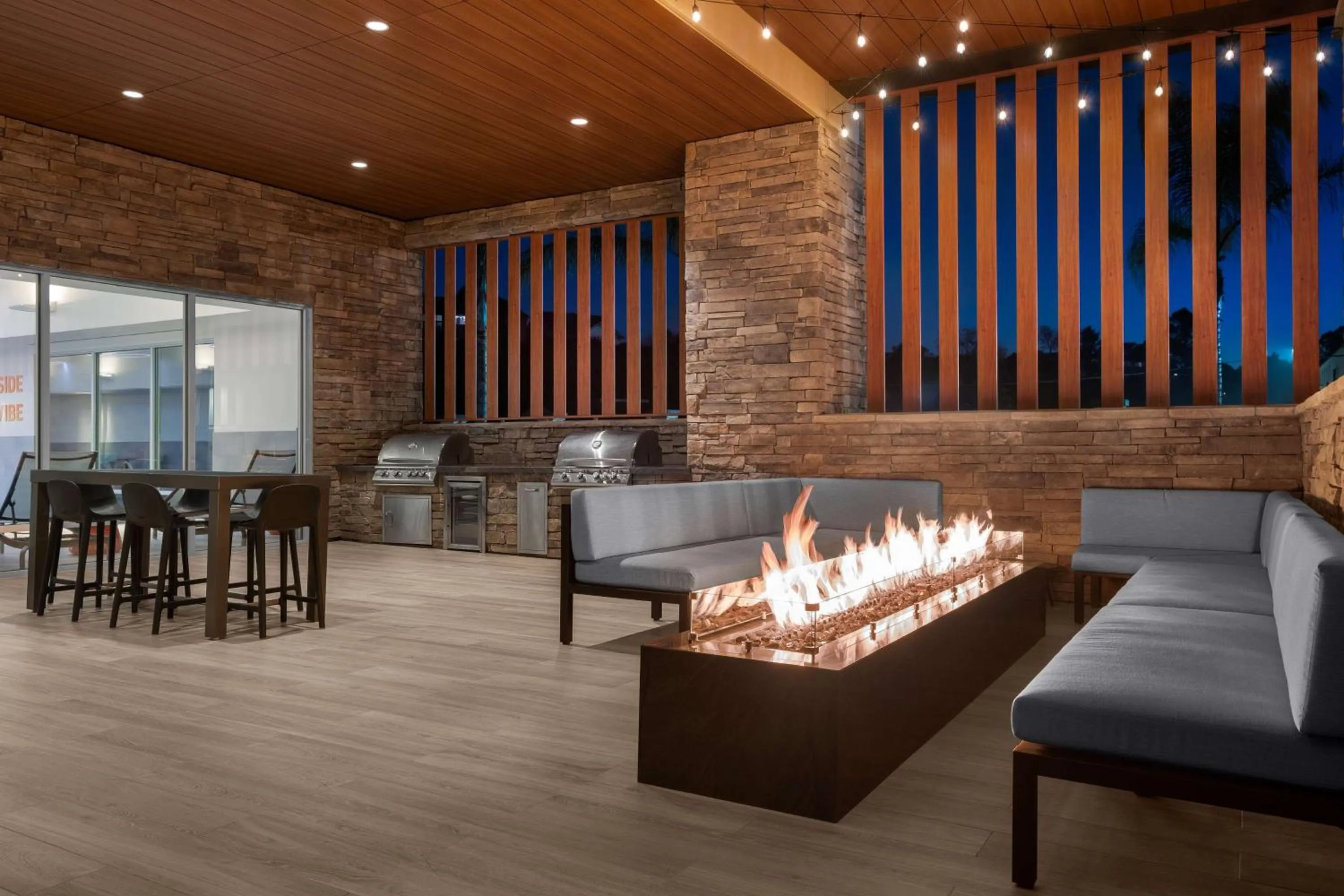 Dining area in Home2 Suites By Hilton Eureka