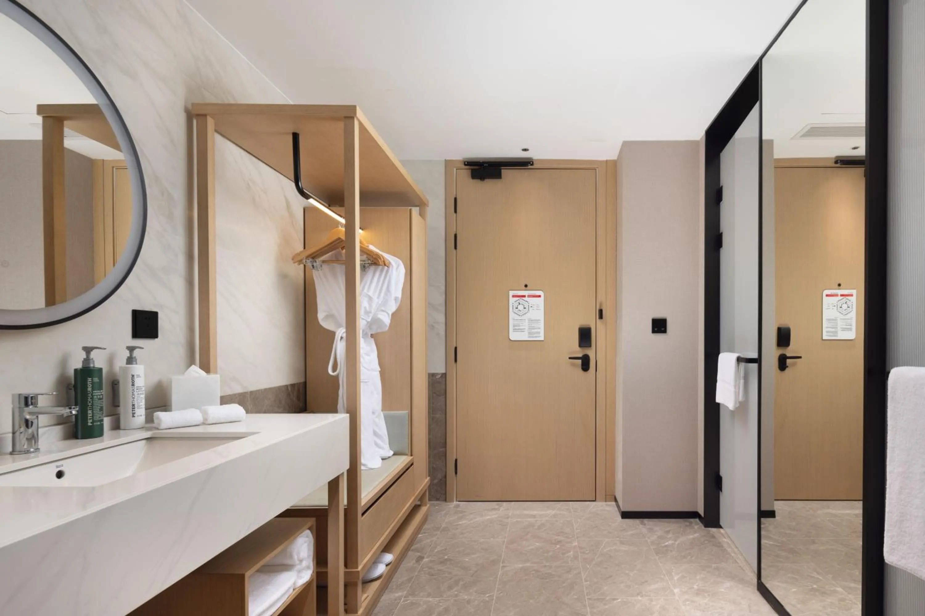 wardrobe in Hilton Garden Inn Jingdezhen Taoyuan Valley