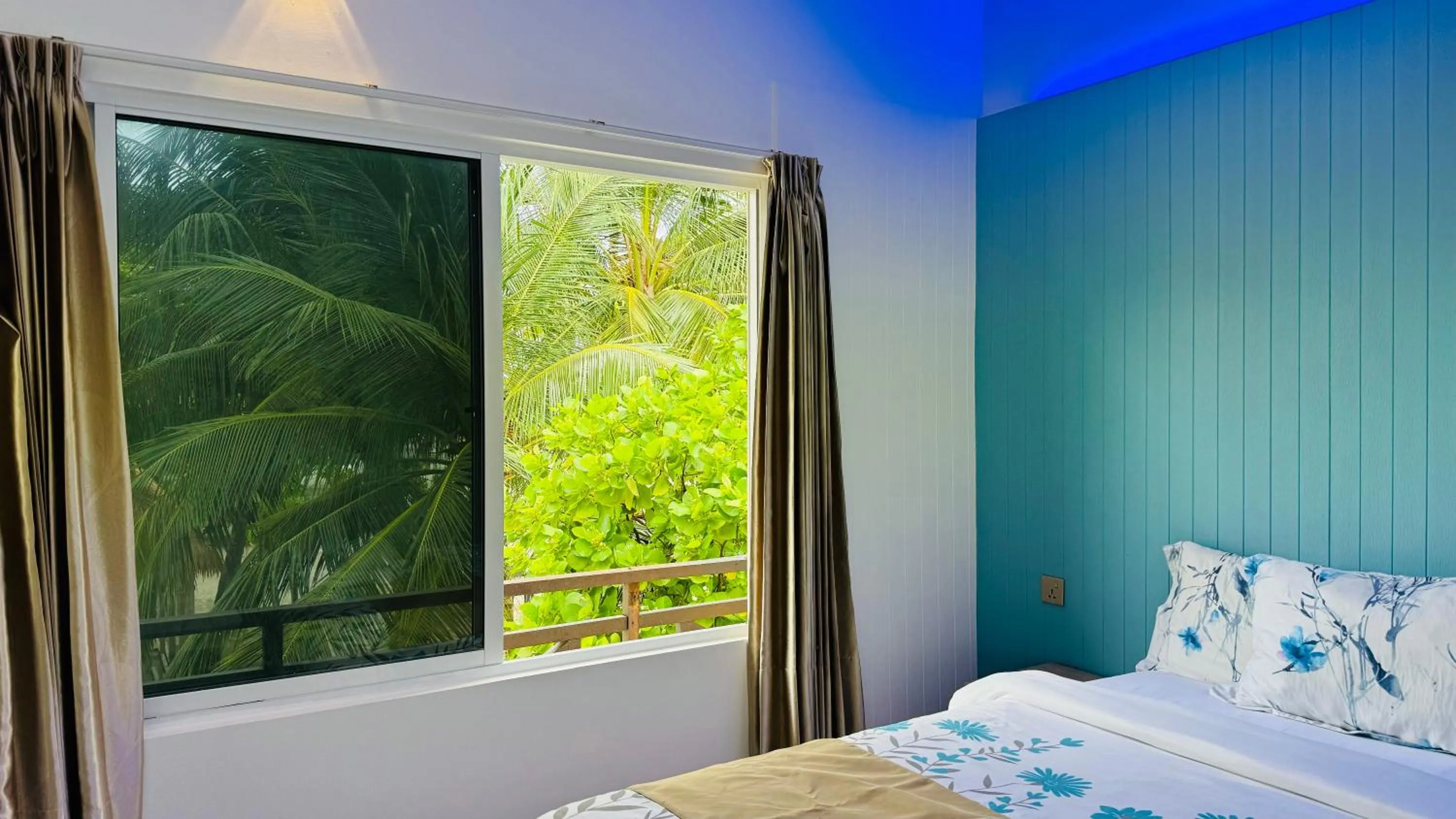 Bed in Wave Crest Retreat