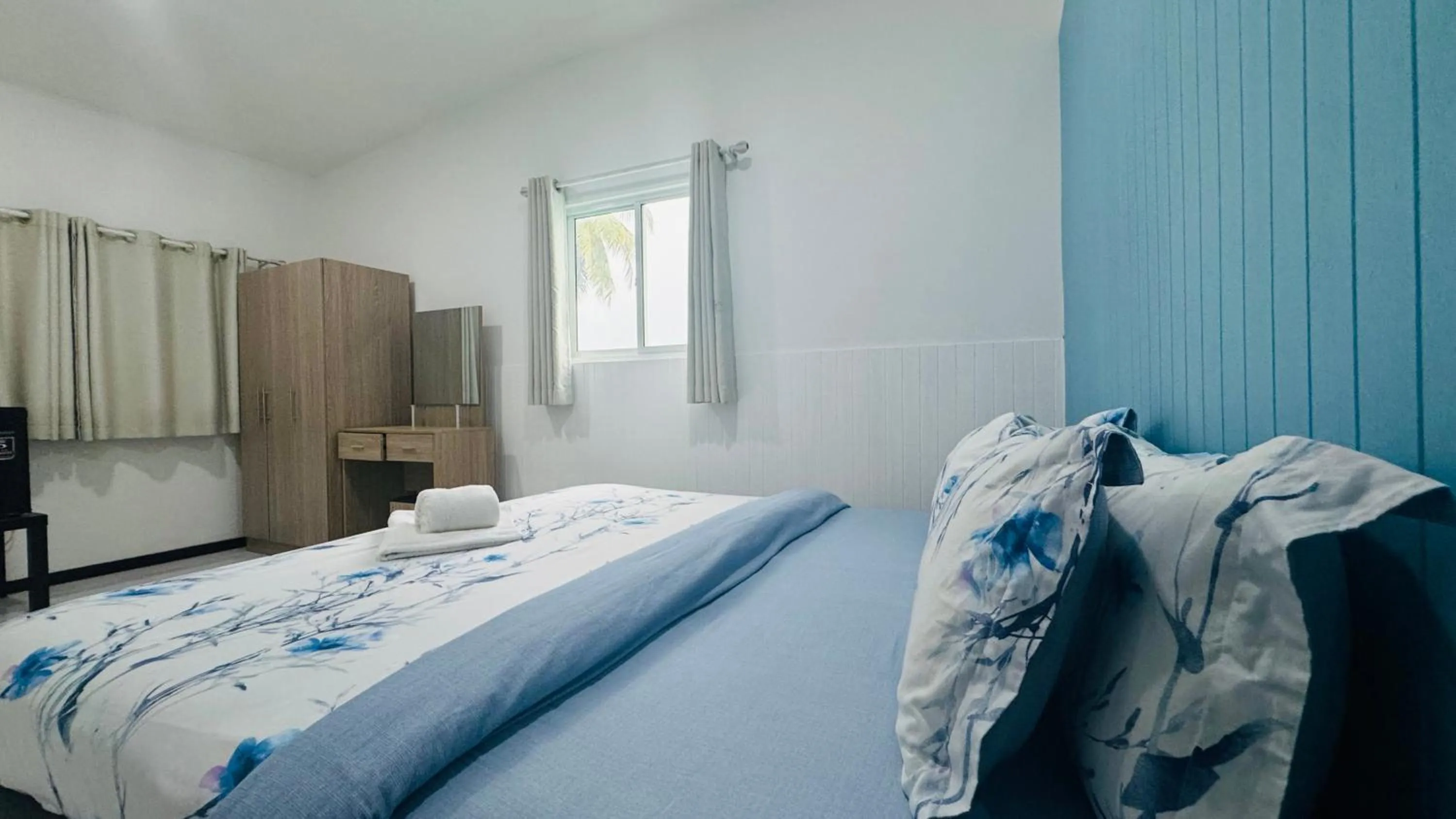 Bed in Wave Crest Retreat