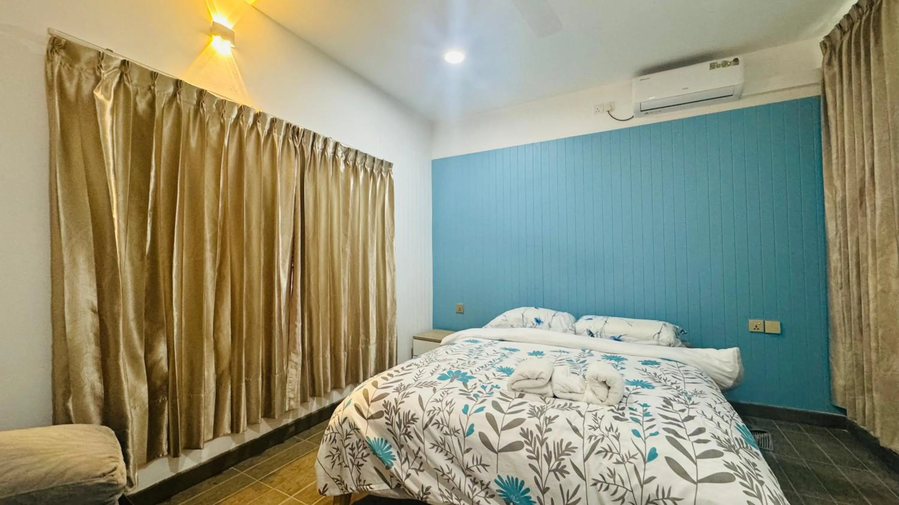 Bed in Wave Crest Retreat