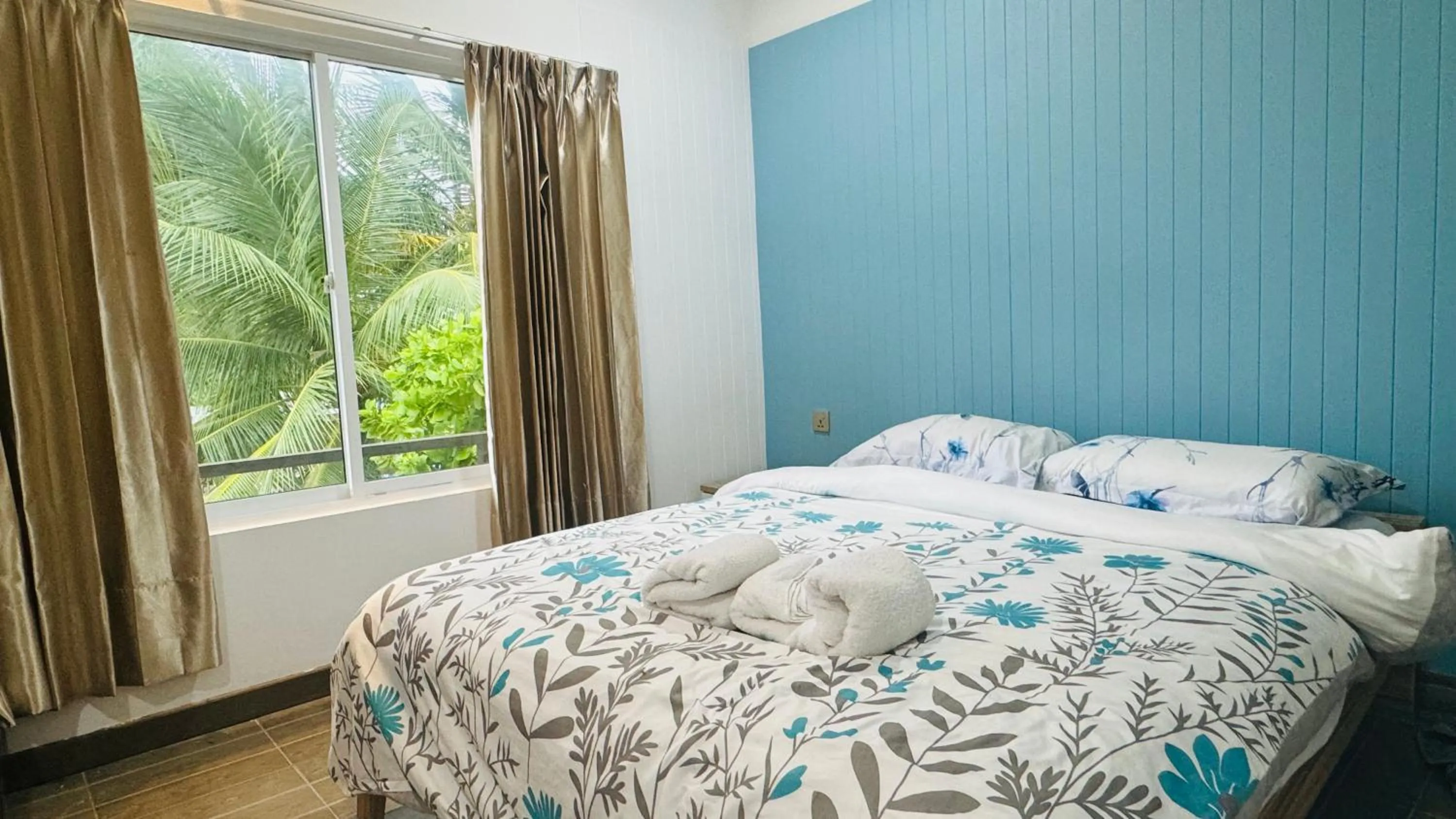 Bed in Wave Crest Retreat