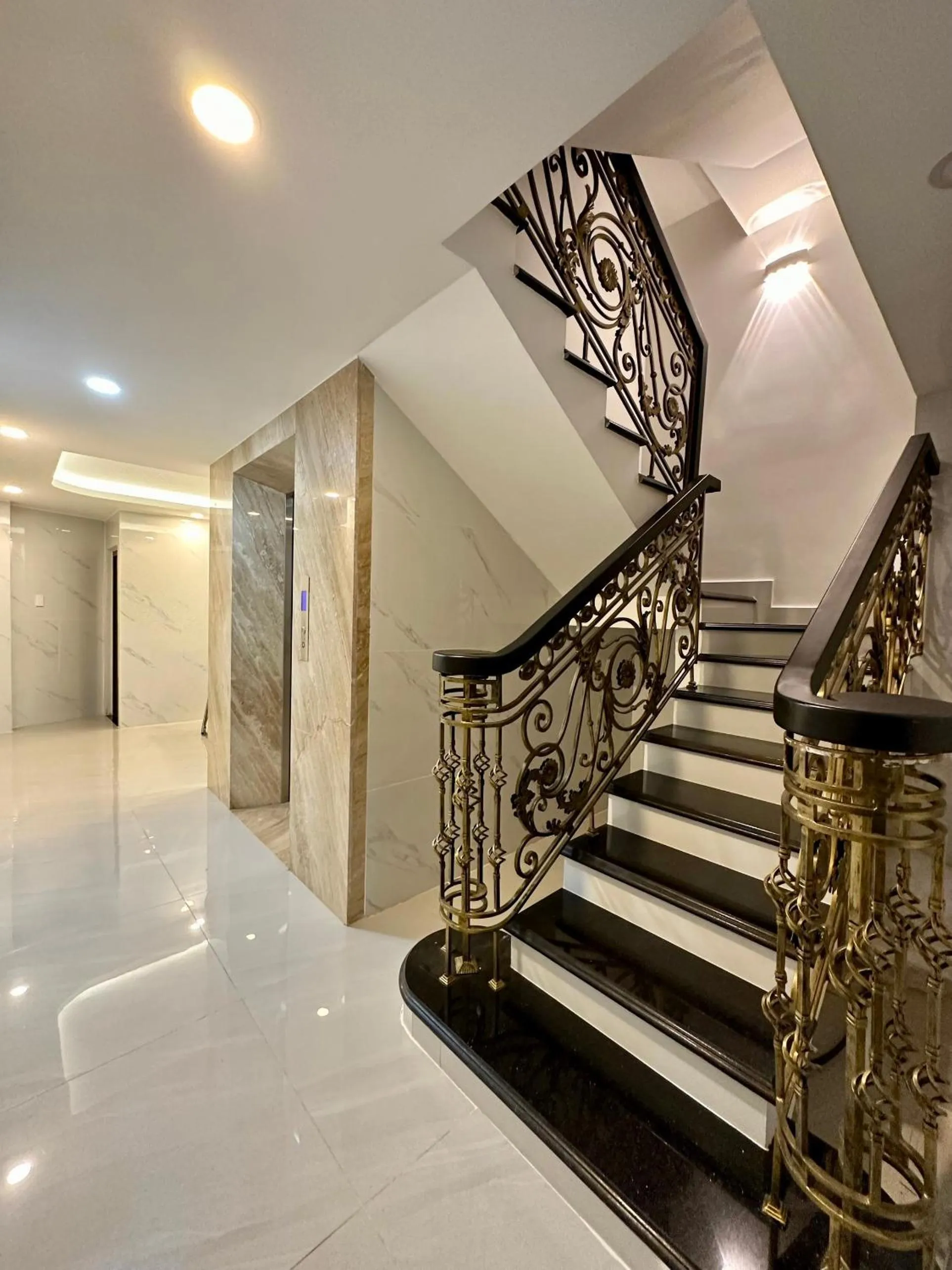 elevator in Motel Victoria