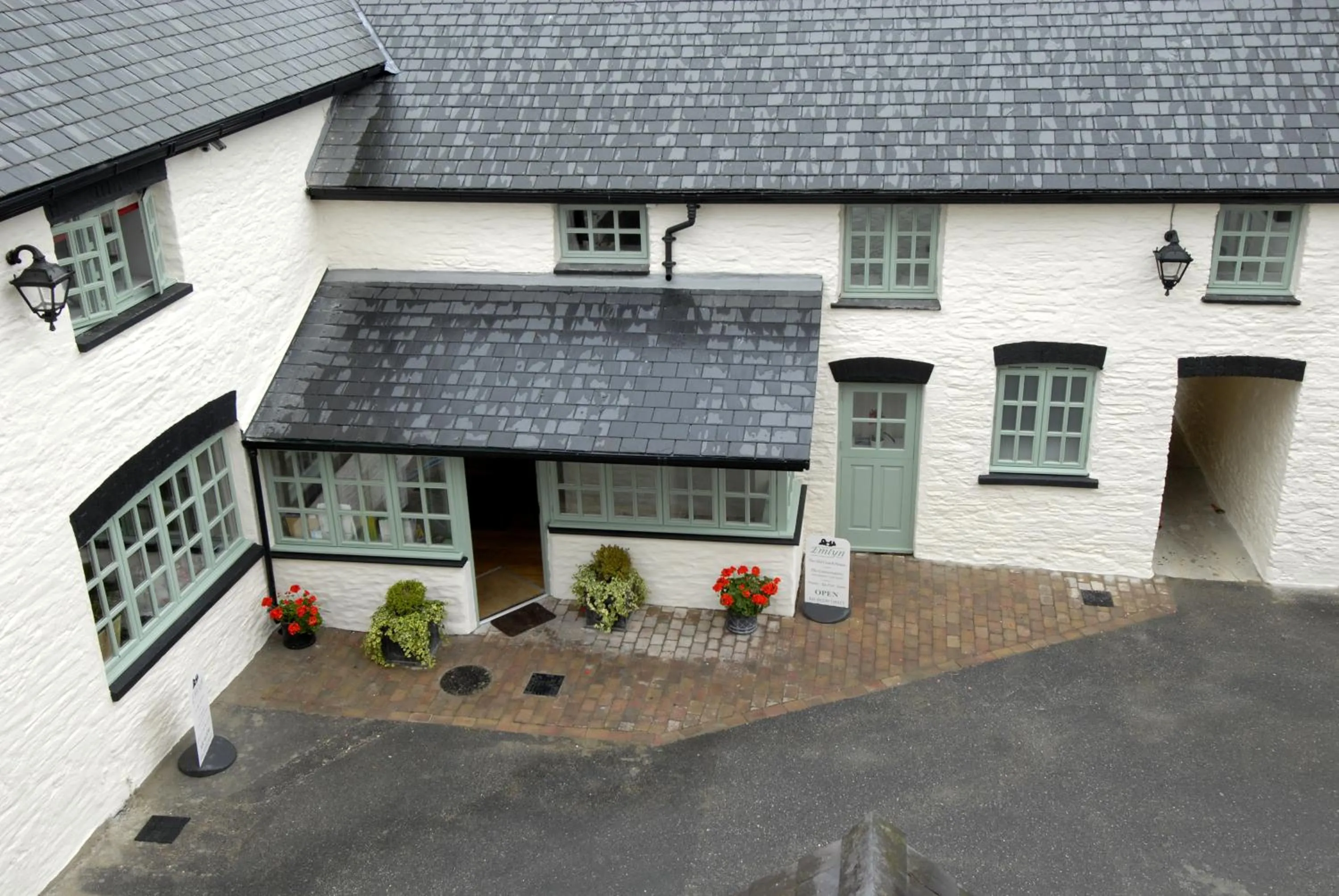 Facade/entrance in Gwesty'r Emlyn Hotel