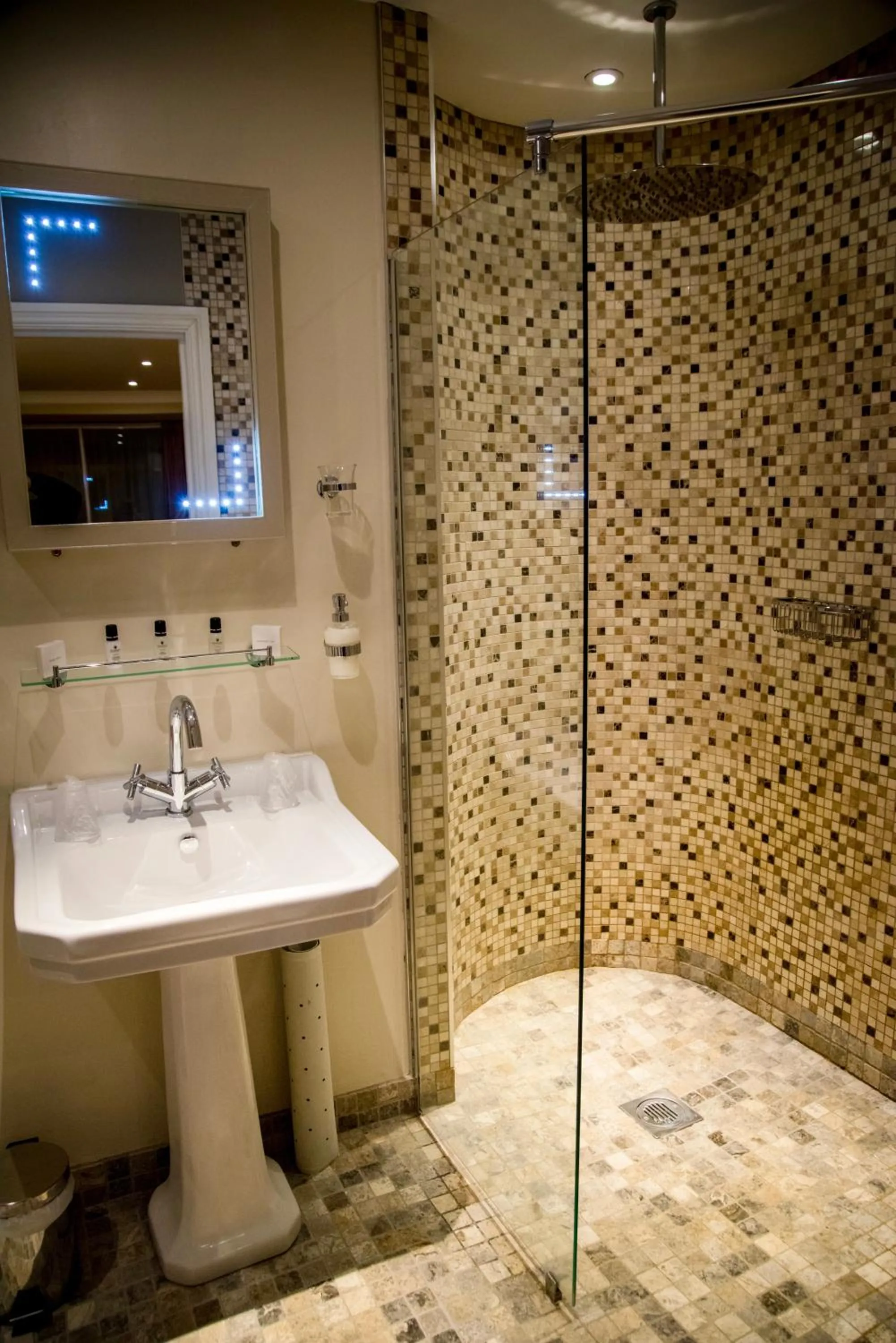 Bathroom in Gwesty'r Emlyn Hotel