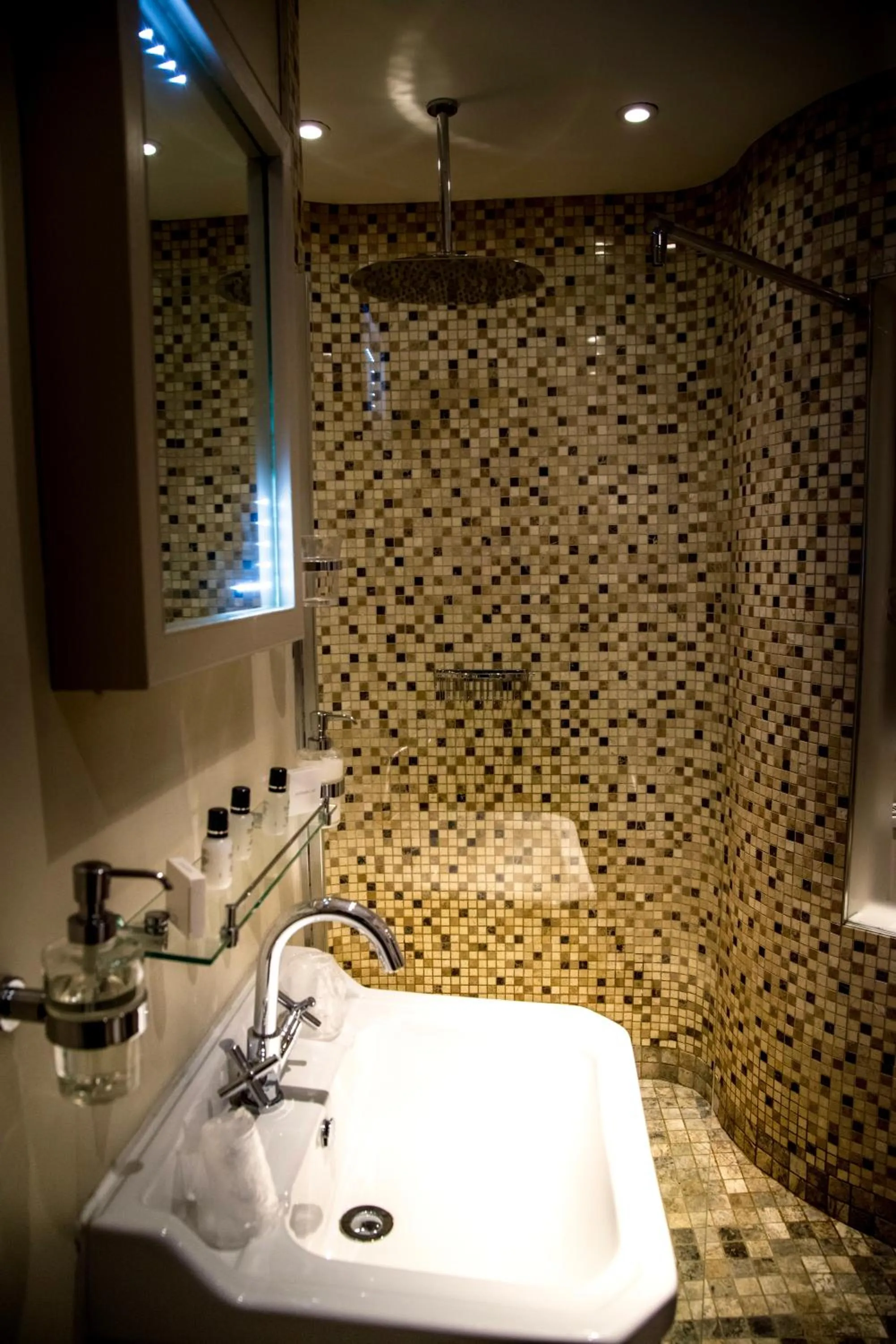 Bathroom in Gwesty'r Emlyn Hotel