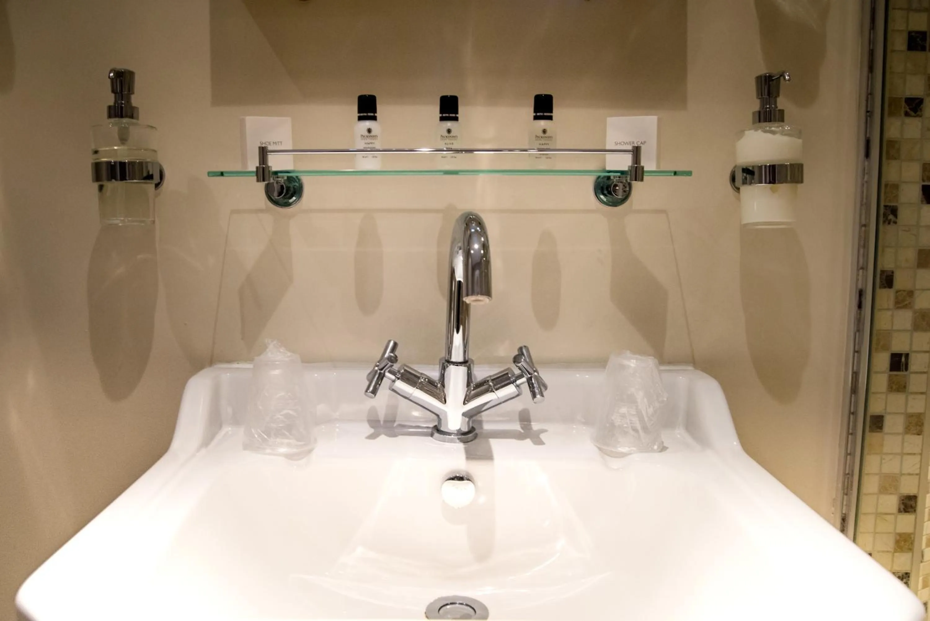 Bathroom in Gwesty'r Emlyn Hotel