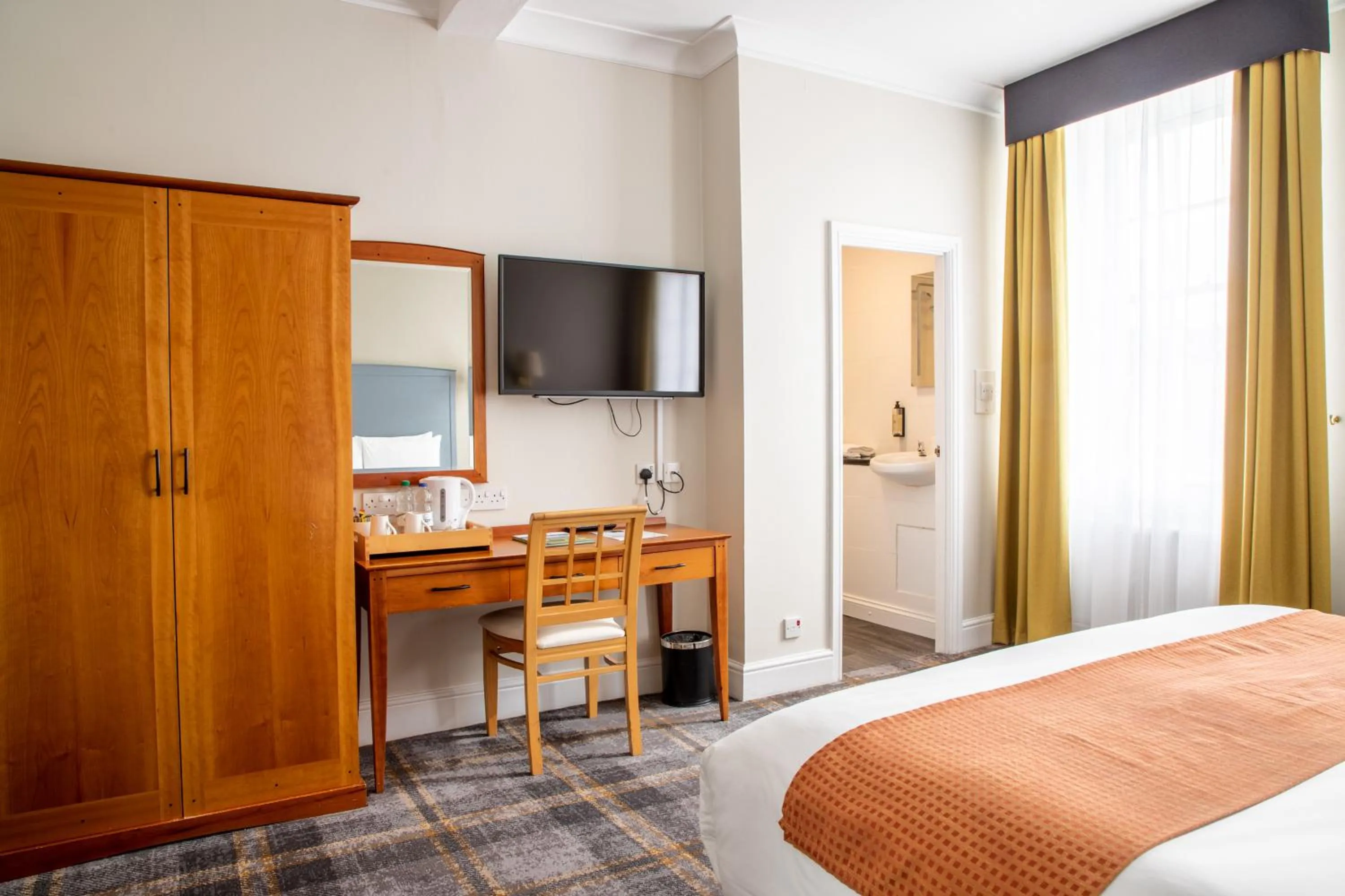 TV and multimedia, Bed in Arnos Manor Hotel