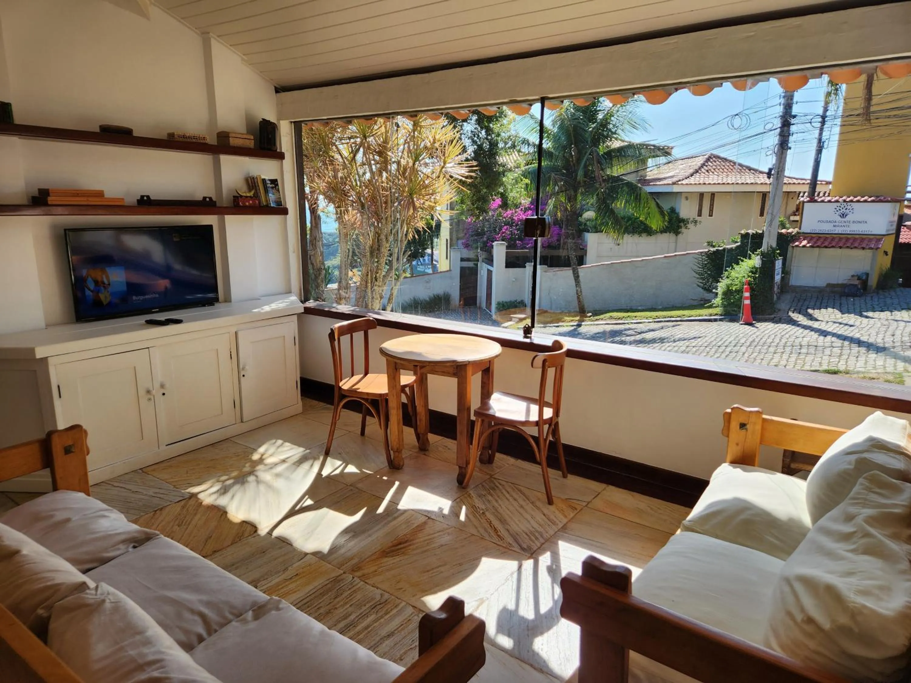 Communal lounge/ TV room in Pousada Dreamland Buzios