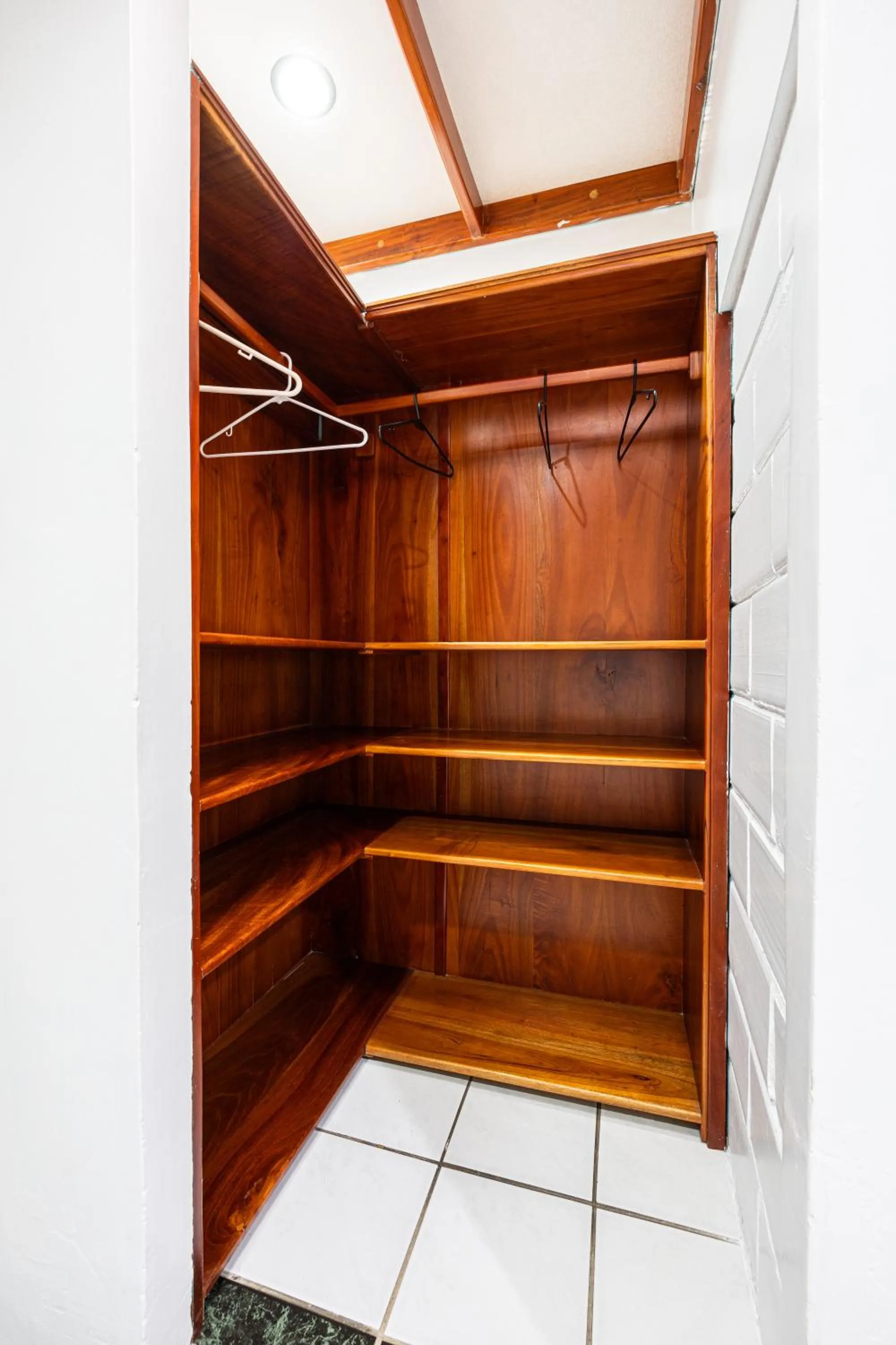 wardrobe in La Peregrina Galapagos B&B