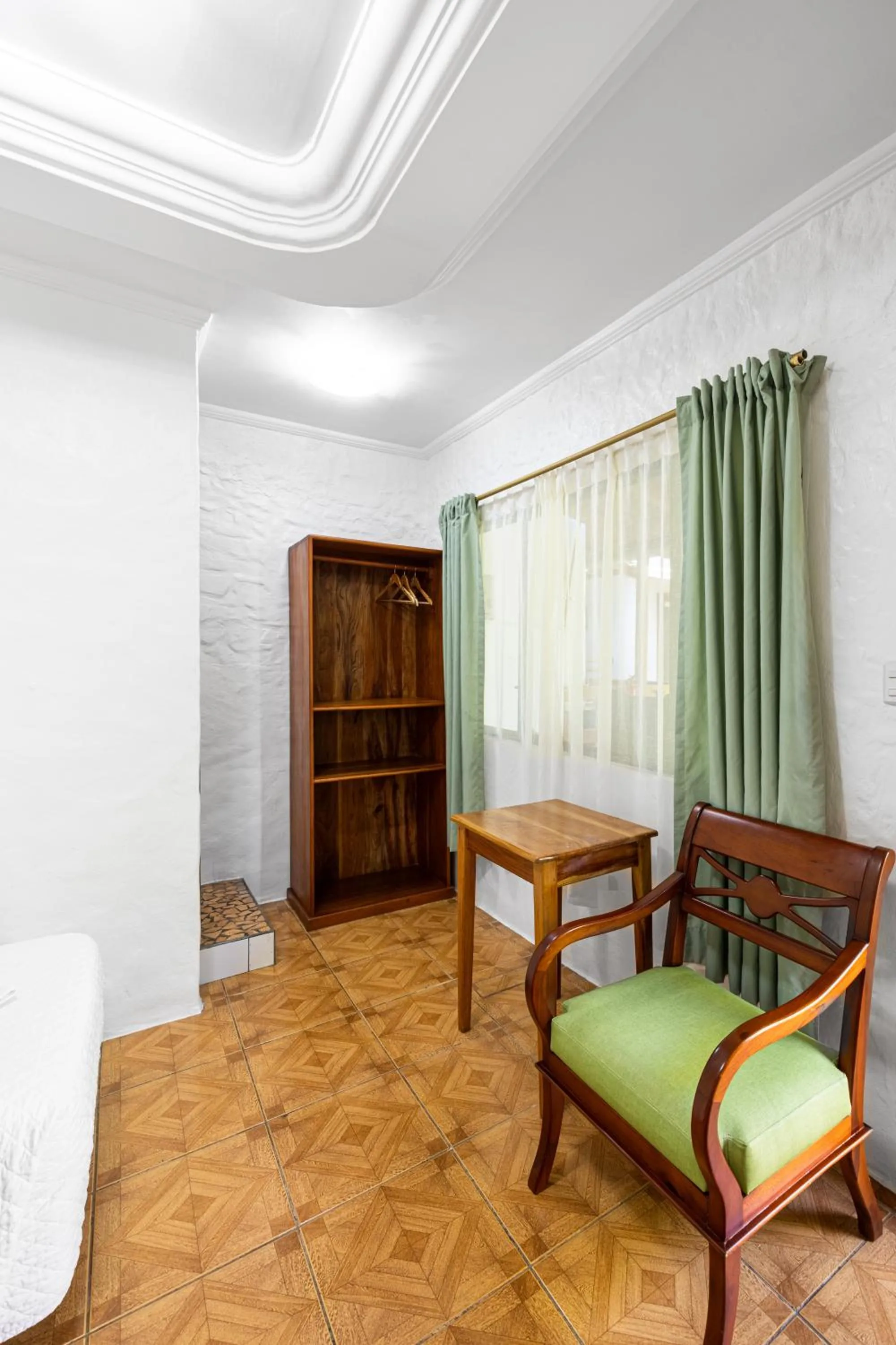 wardrobe in La Peregrina Galapagos B&B