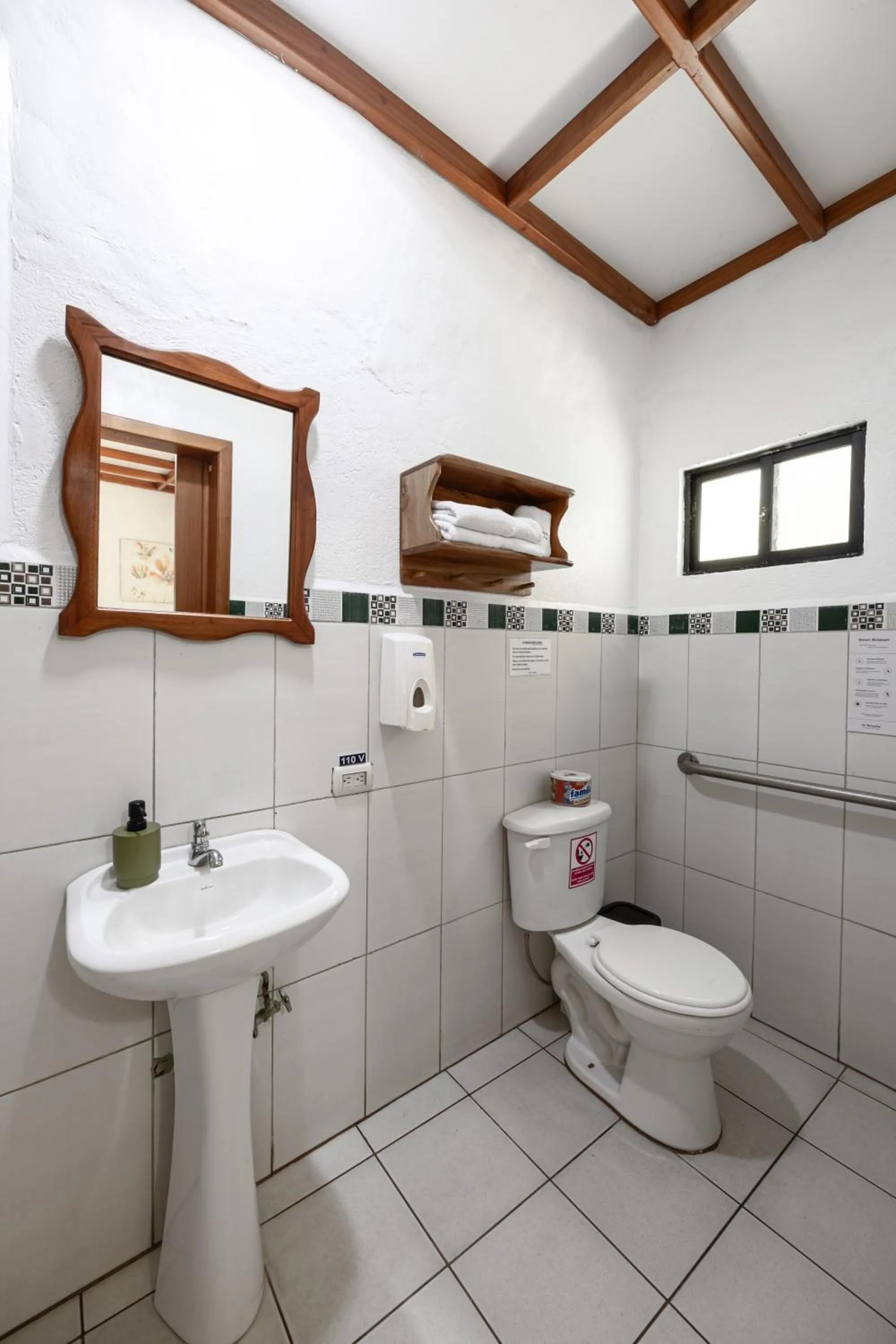 Toilet in La Peregrina Galapagos B&B