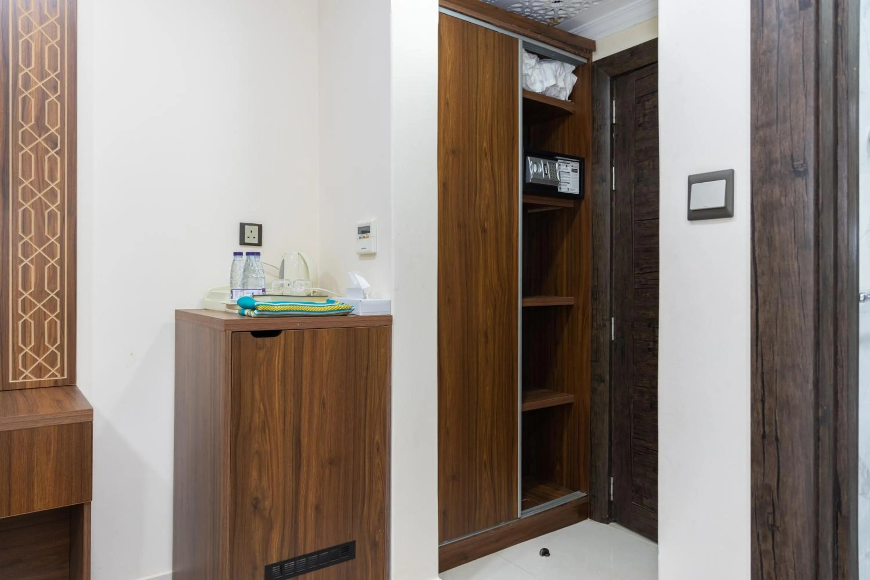 wardrobe in Mahd Al Resala 3 Hotel