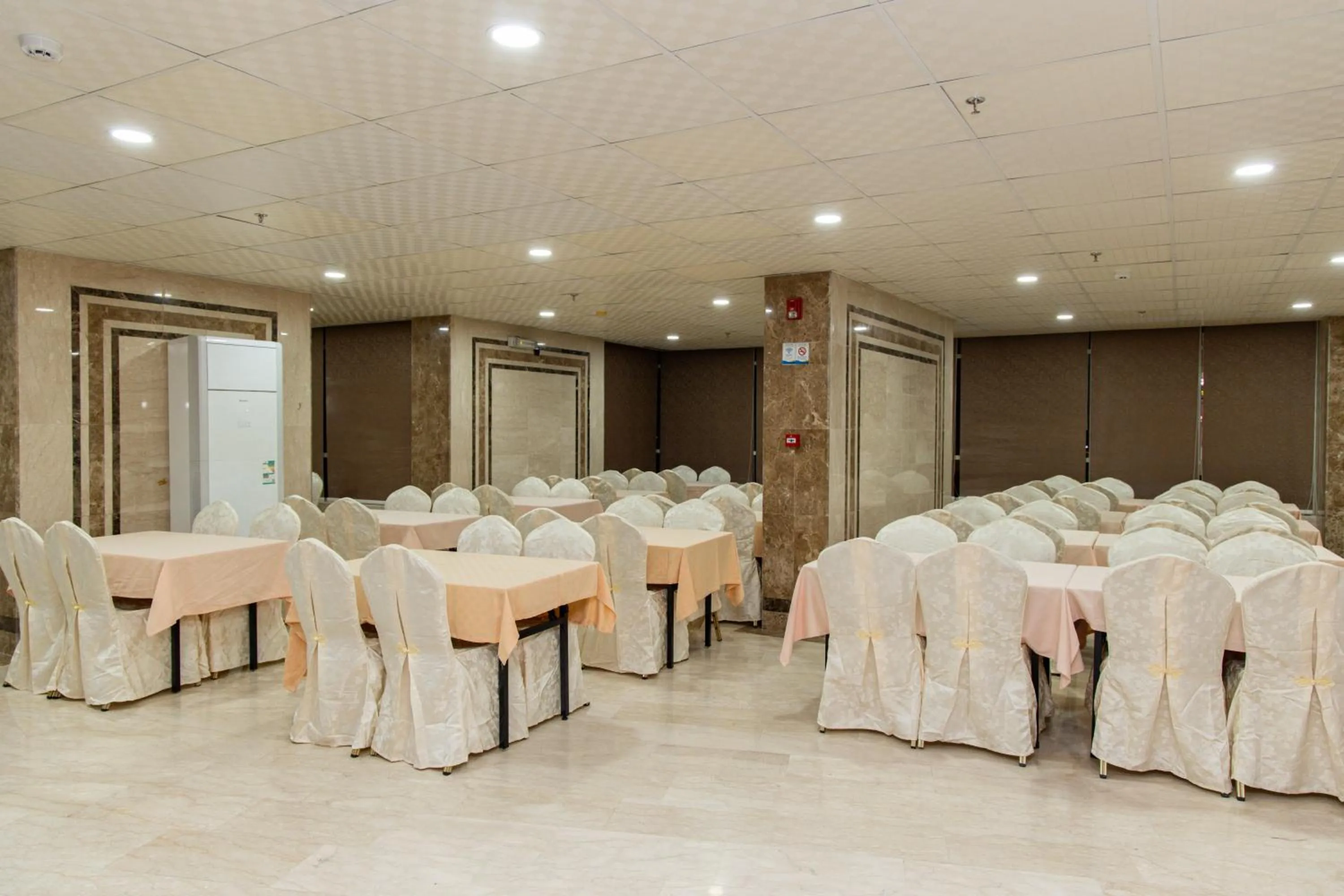 Restaurant/places to eat in Mahd Al Resala 3 Hotel