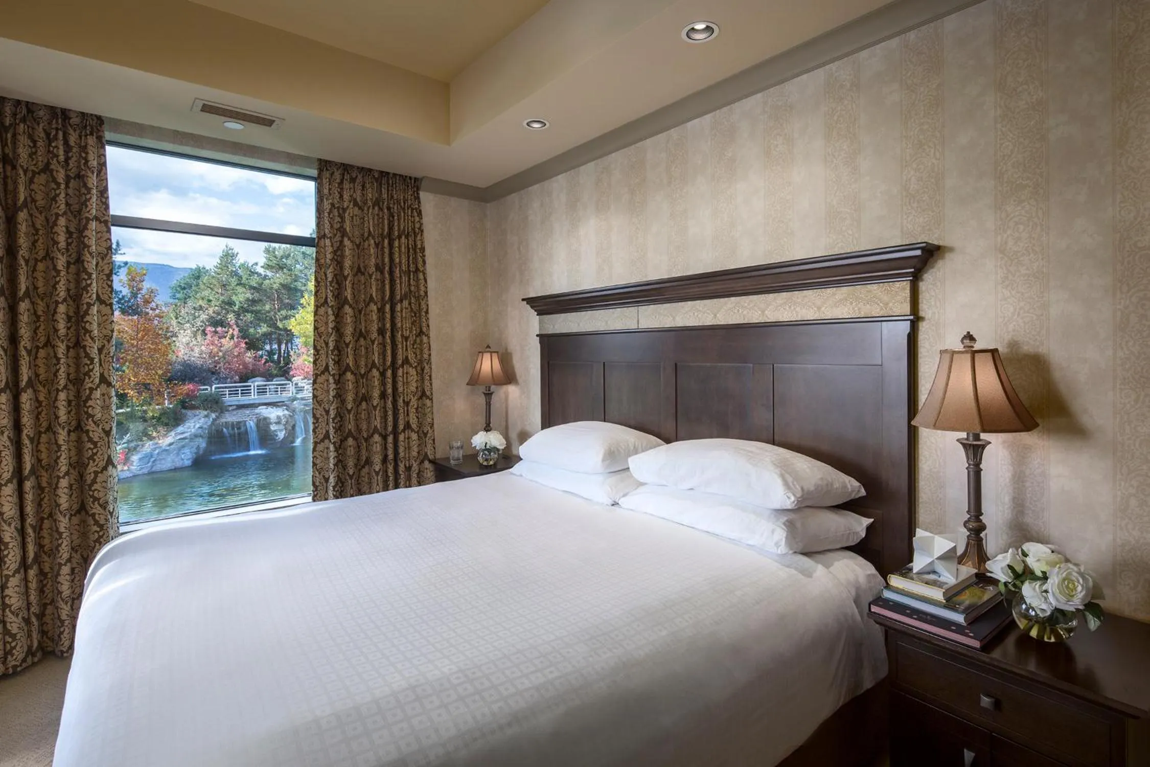 Bedroom, Bed in The Royal Kelowna - Bellstar Hotels & Resorts