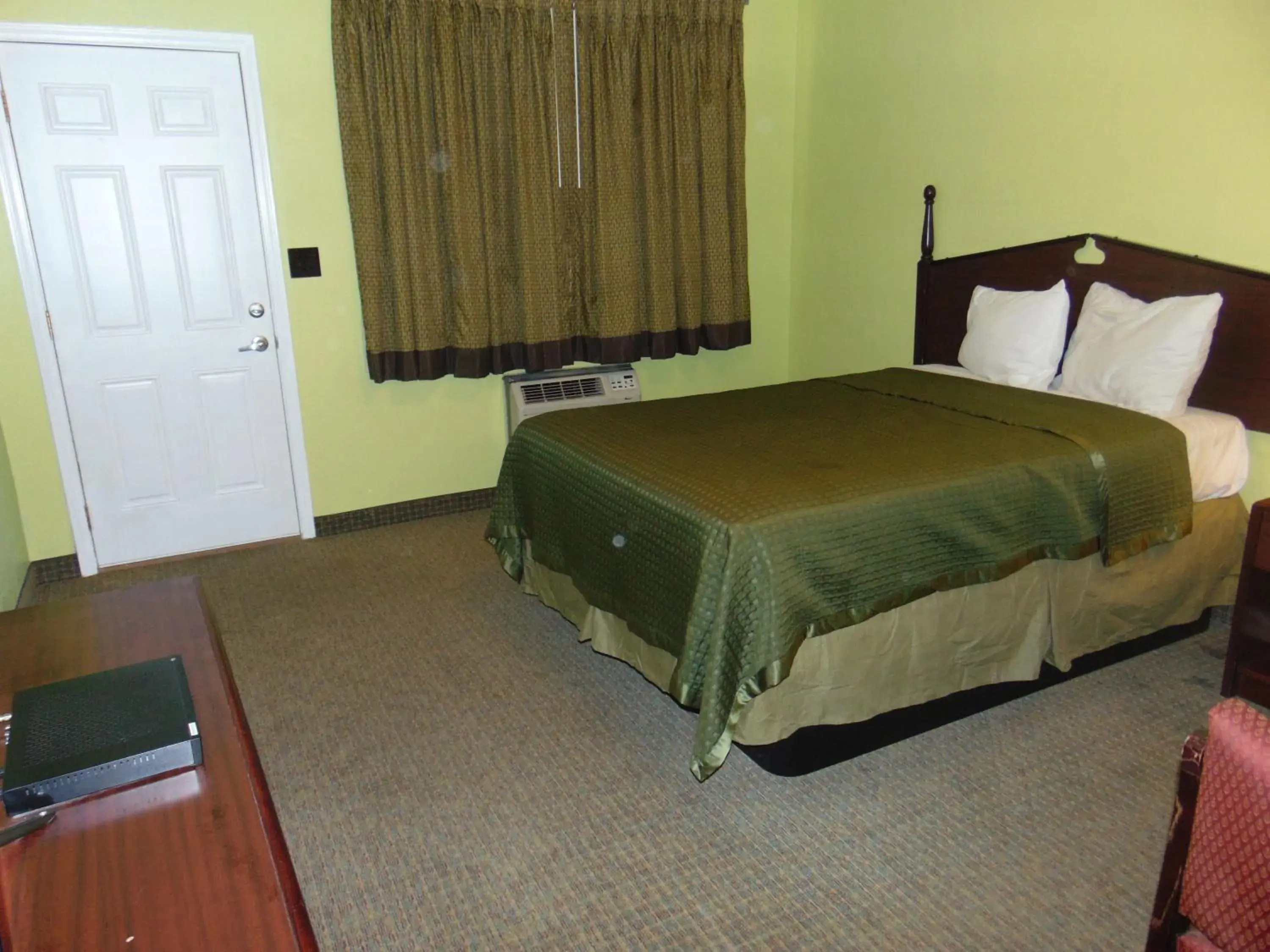 Economy Twin Room in Westbrook Motel Economy Twin Room in Westbrook Motel