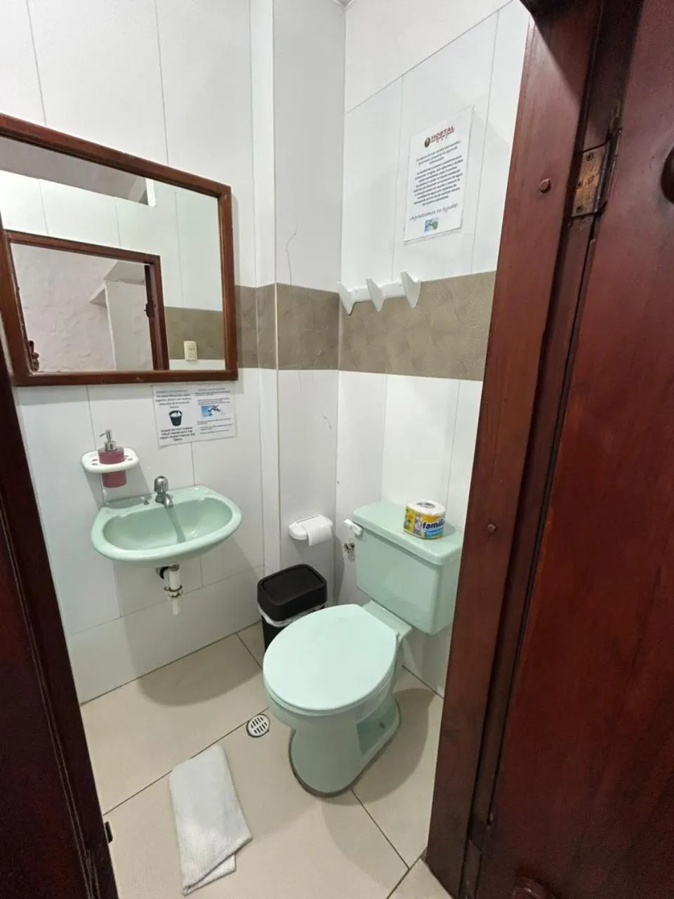 Toilet in Hostal Sir Francis Drake