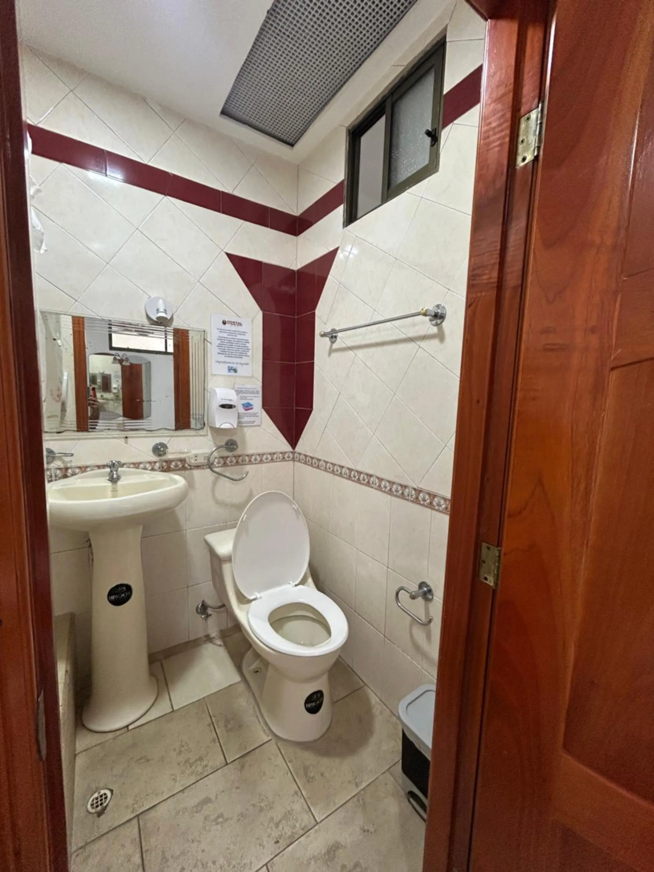 Toilet in Hostal Sir Francis Drake