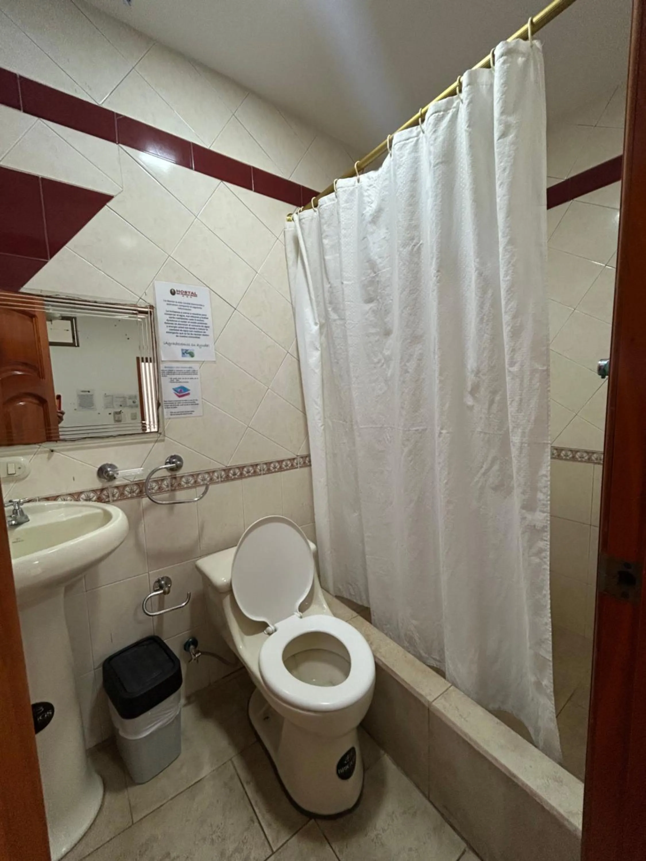 Toilet in Hostal Sir Francis Drake