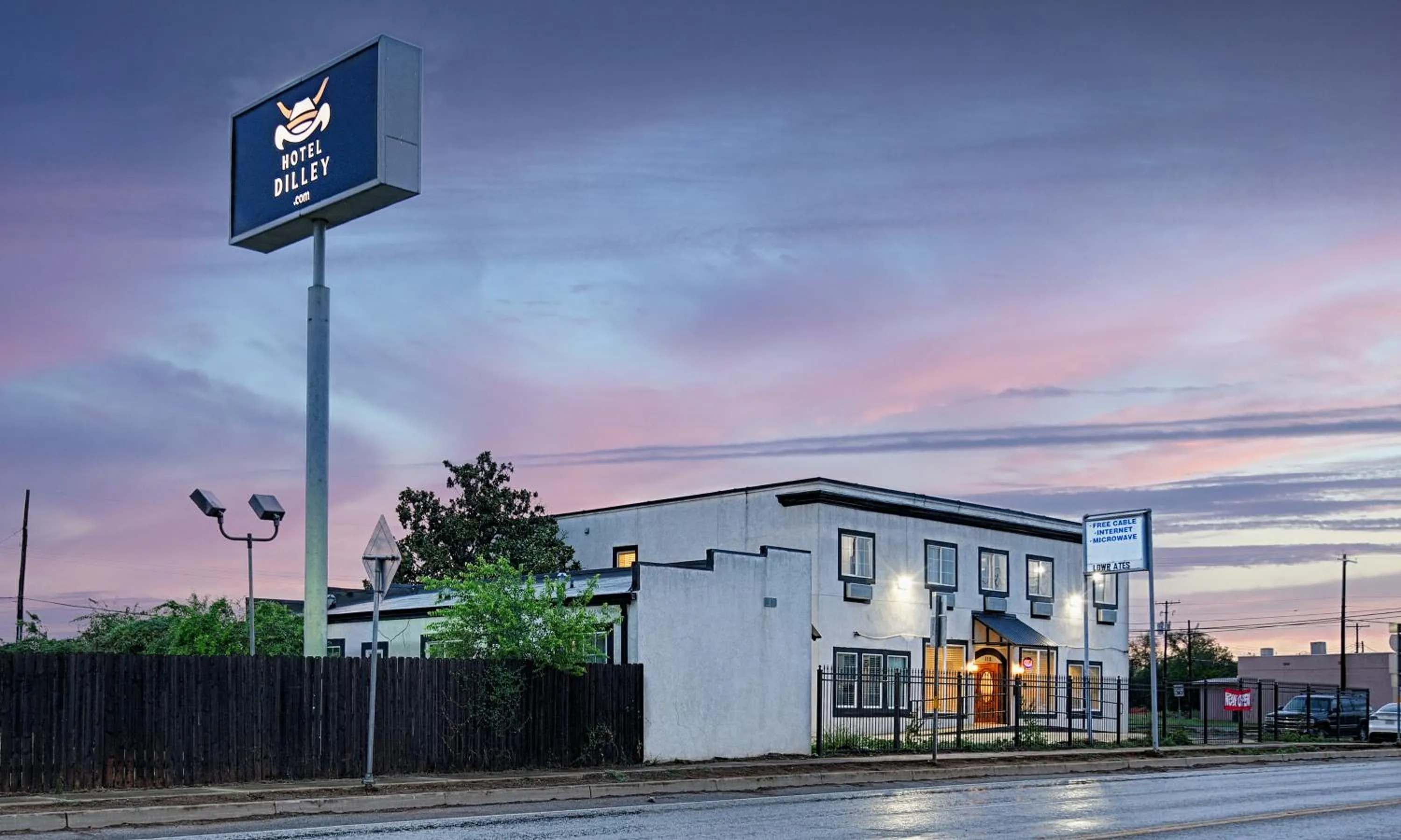 Property building in Hotel Dilley Grand