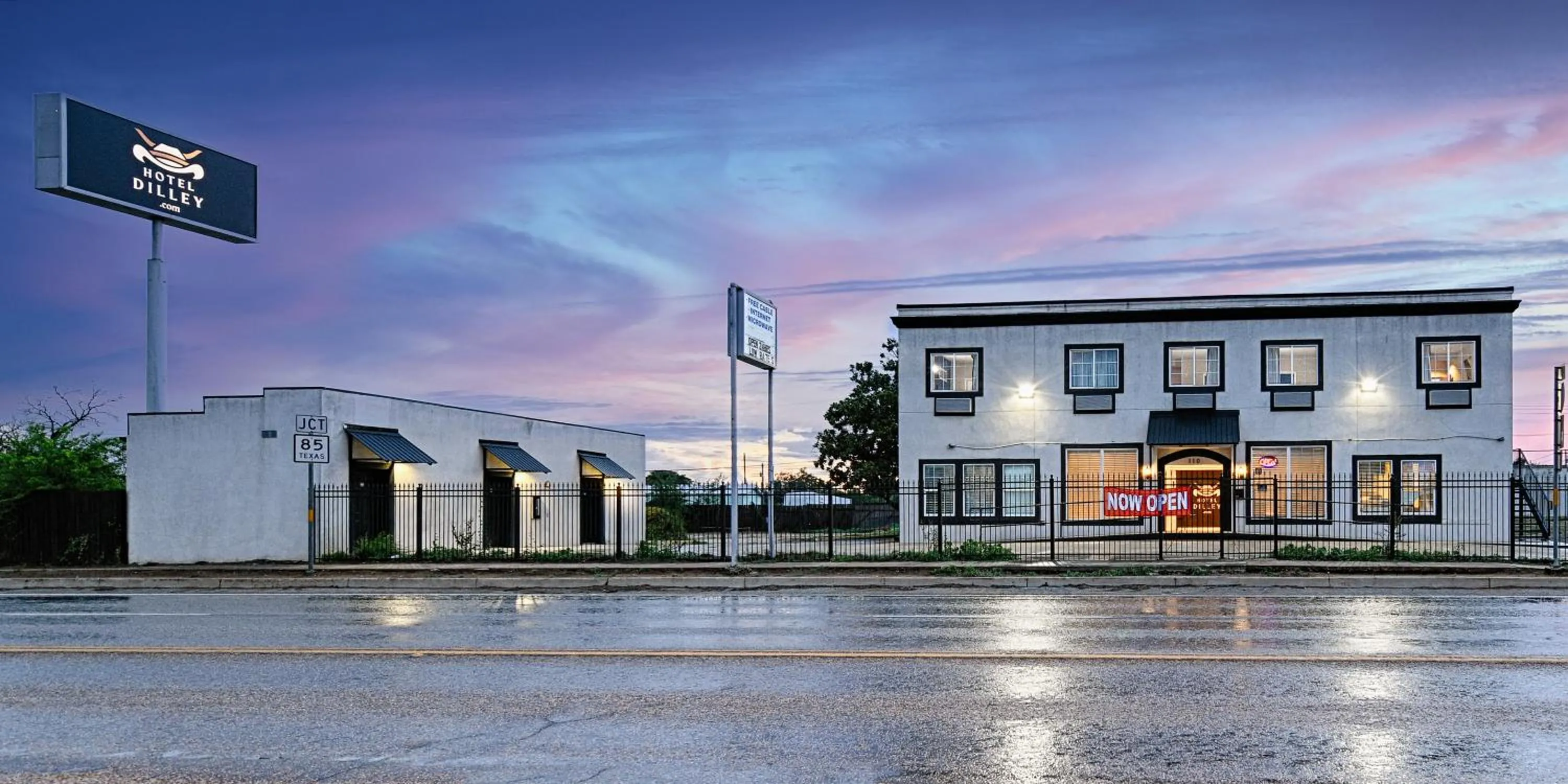 Property building in Hotel Dilley Grand