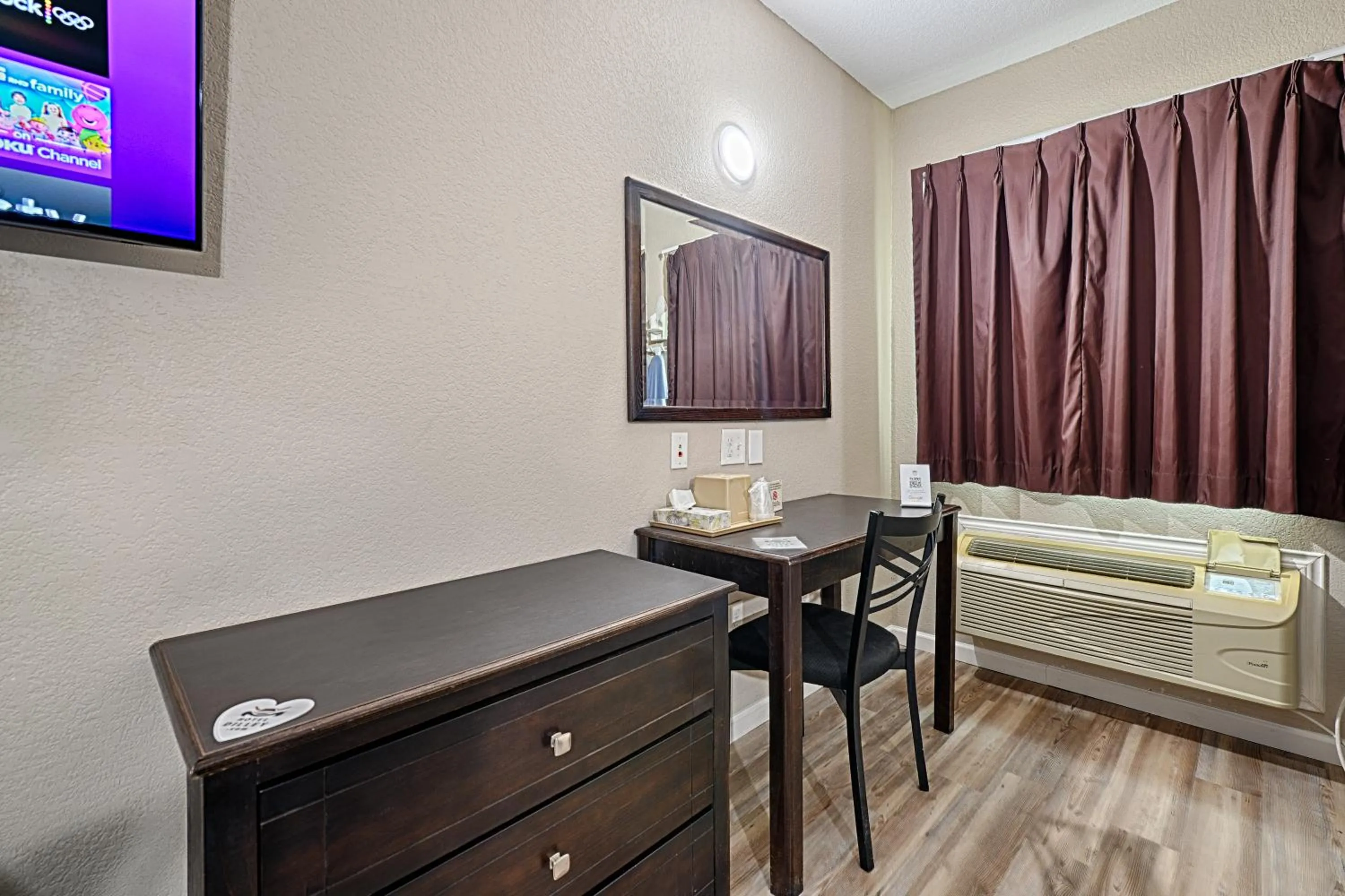 Seating area, Bed in Hotel Dilley Grand