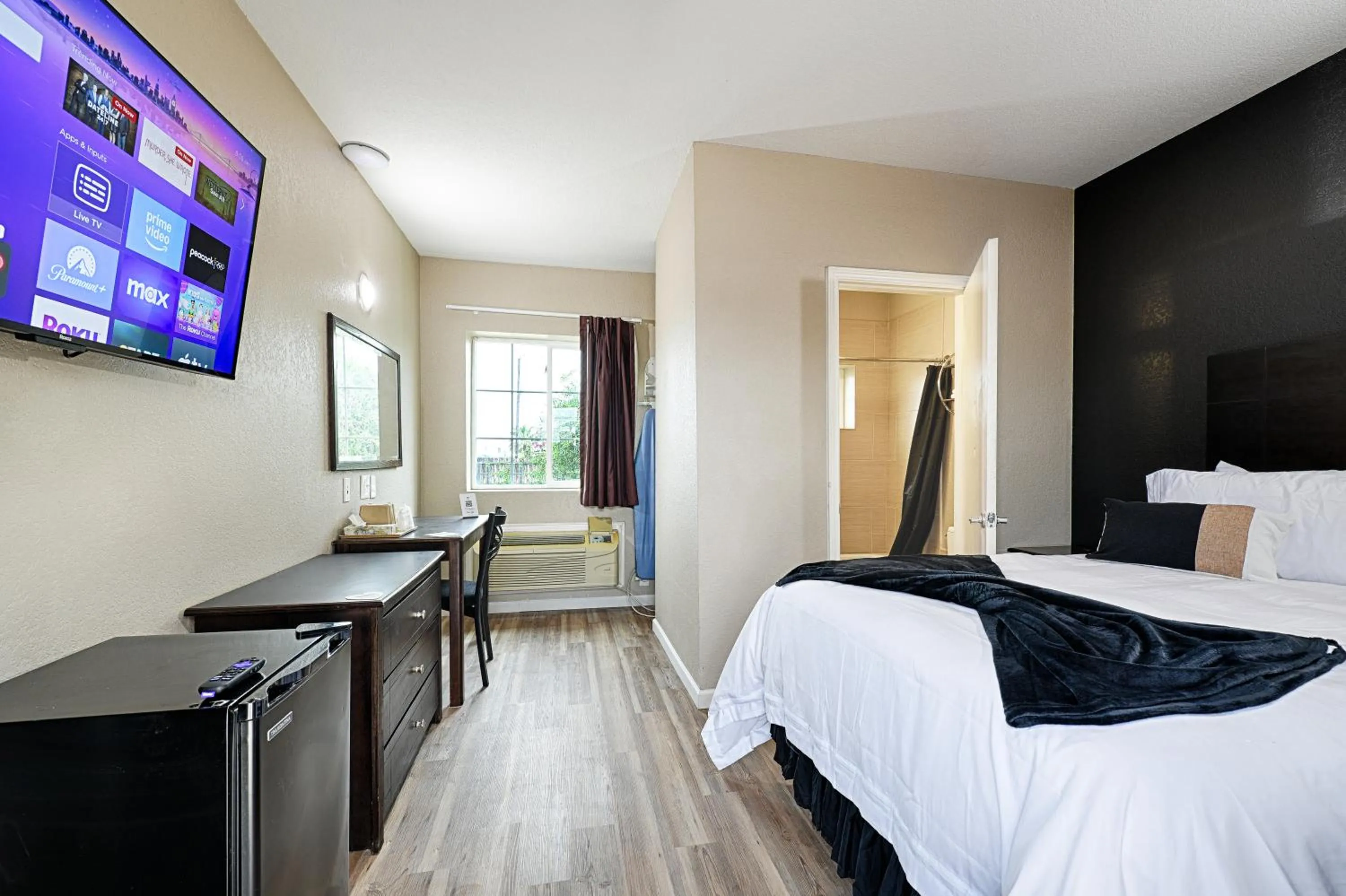 Photo of the whole room, Bed in Hotel Dilley Grand