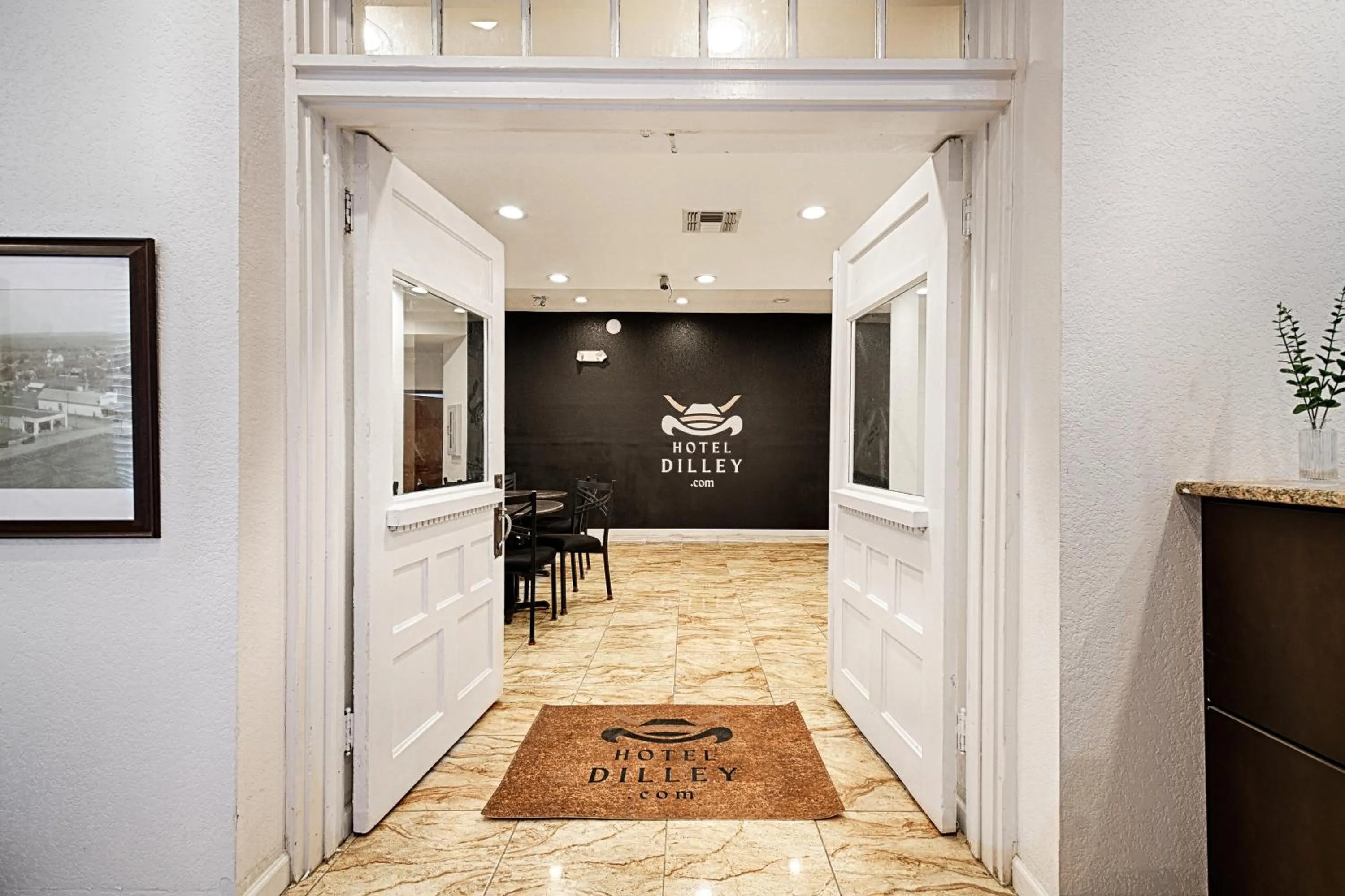 Facade/entrance in Hotel Dilley Grand