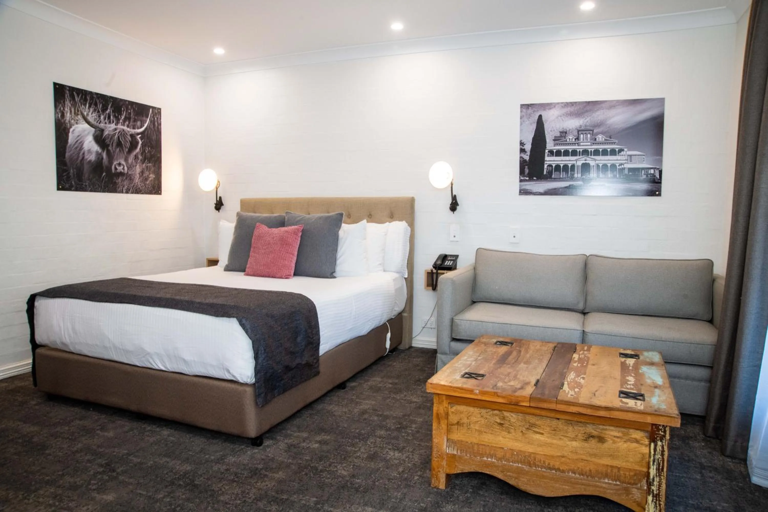 Seating area, Bed in Town Square Motel