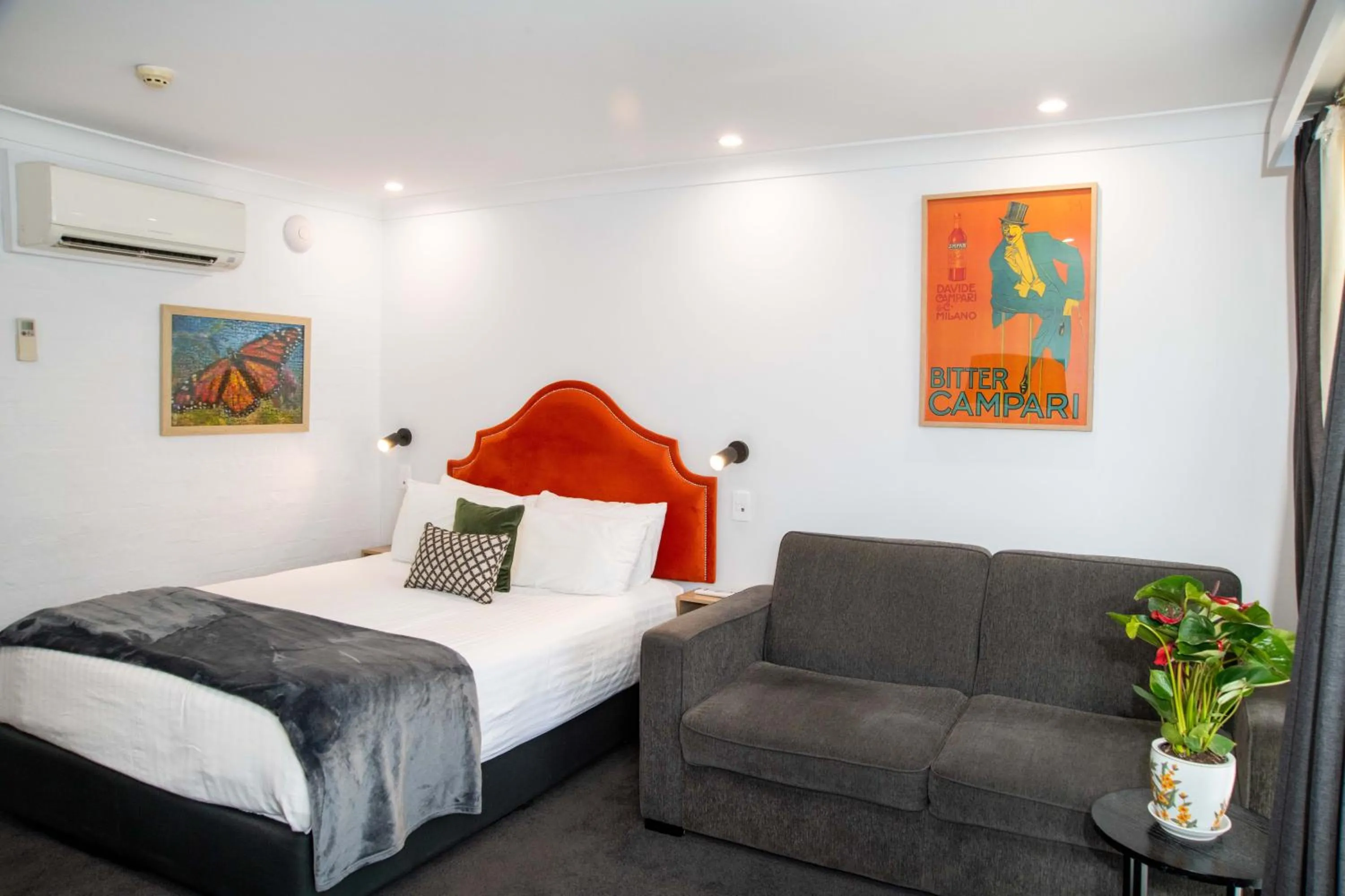 Bedroom, Bed in Town Square Motel