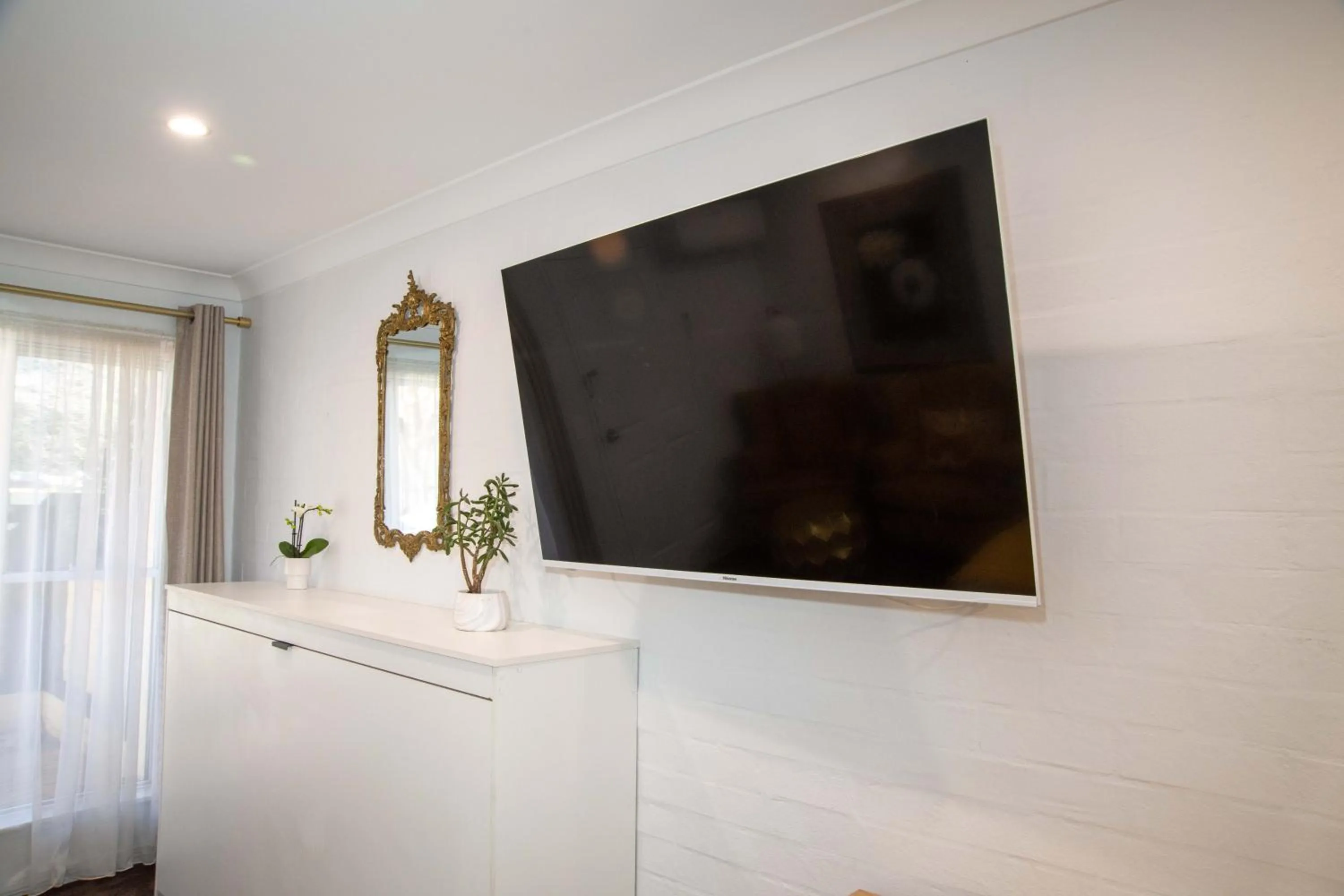 TV and multimedia in Town Square Motel