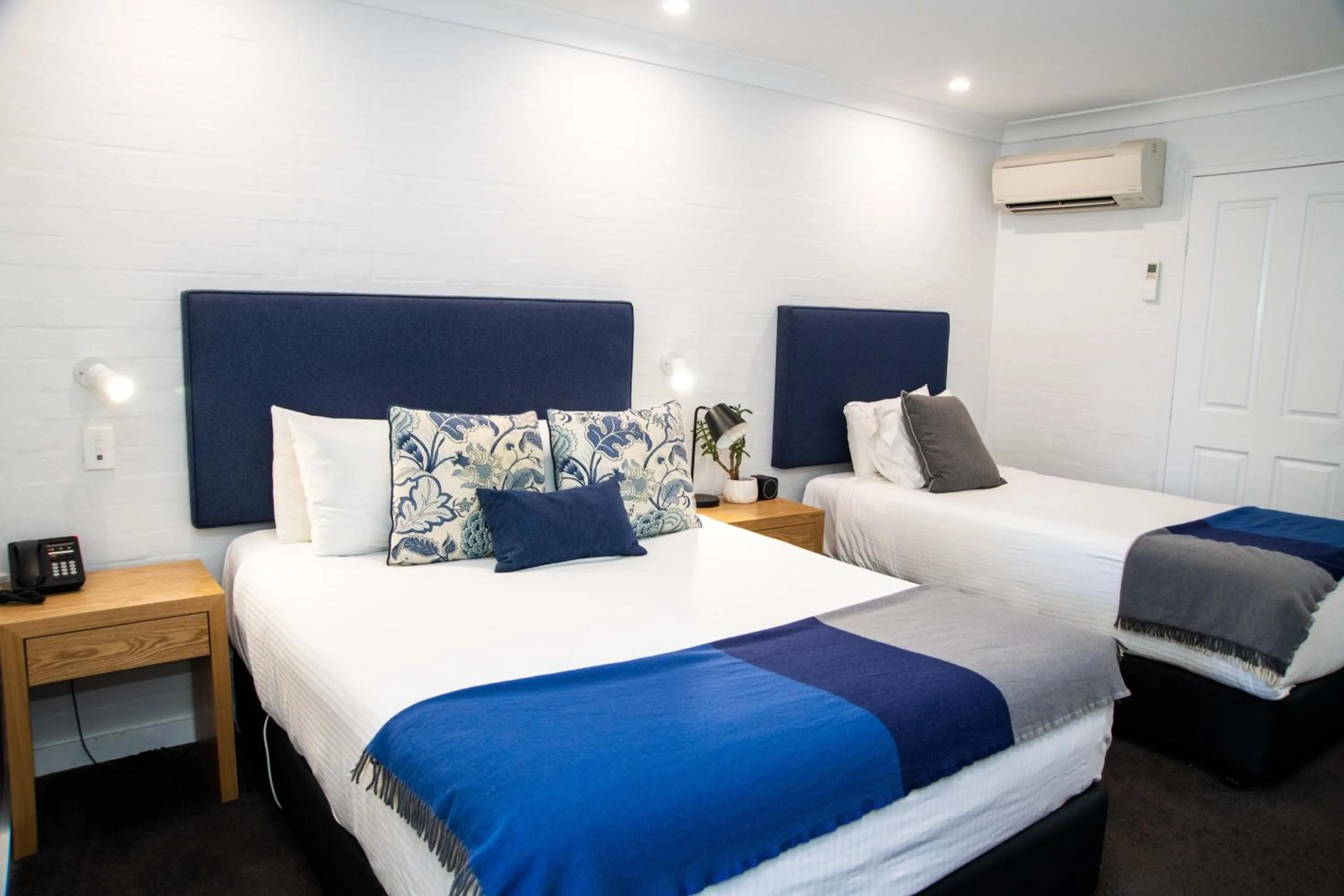 Bedroom, Bed in Town Square Motel