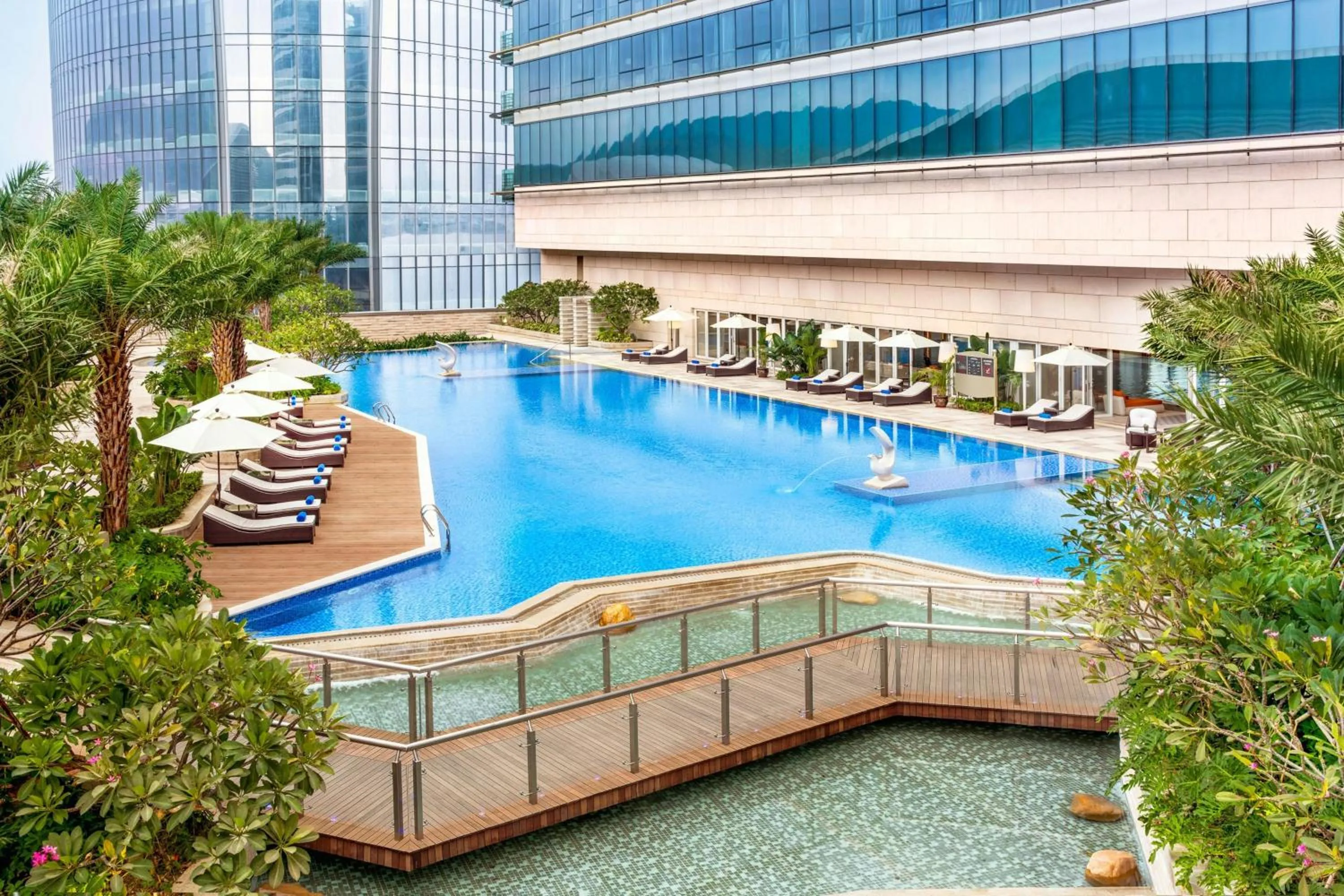 Swimming pool in Sheraton Zhuhai Hotel