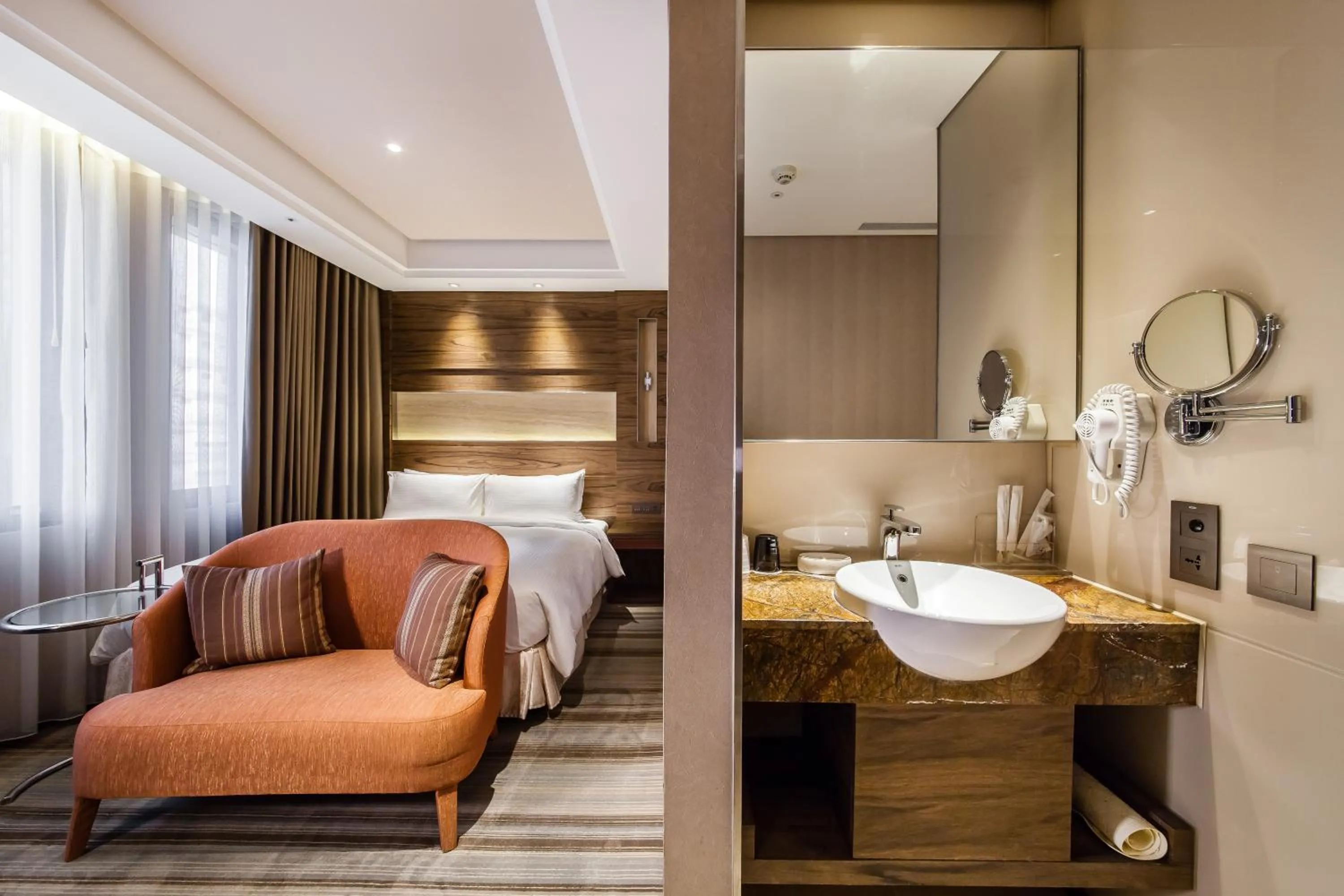 Photo of the whole room in Green World Taipei Station