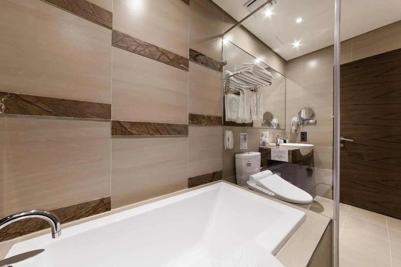 Bath in Green World Taipei Station