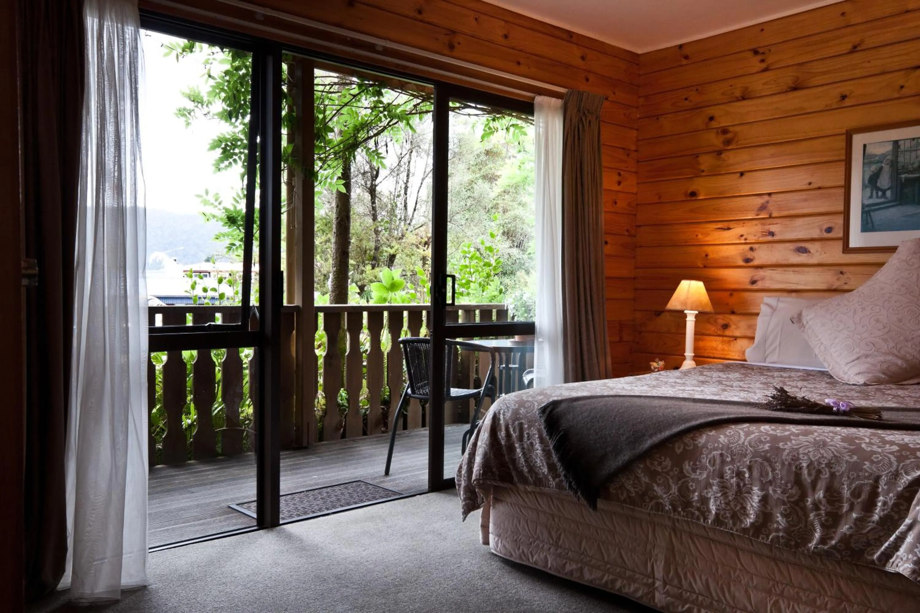 Garden view, Bed in Fox Glacier Lodge