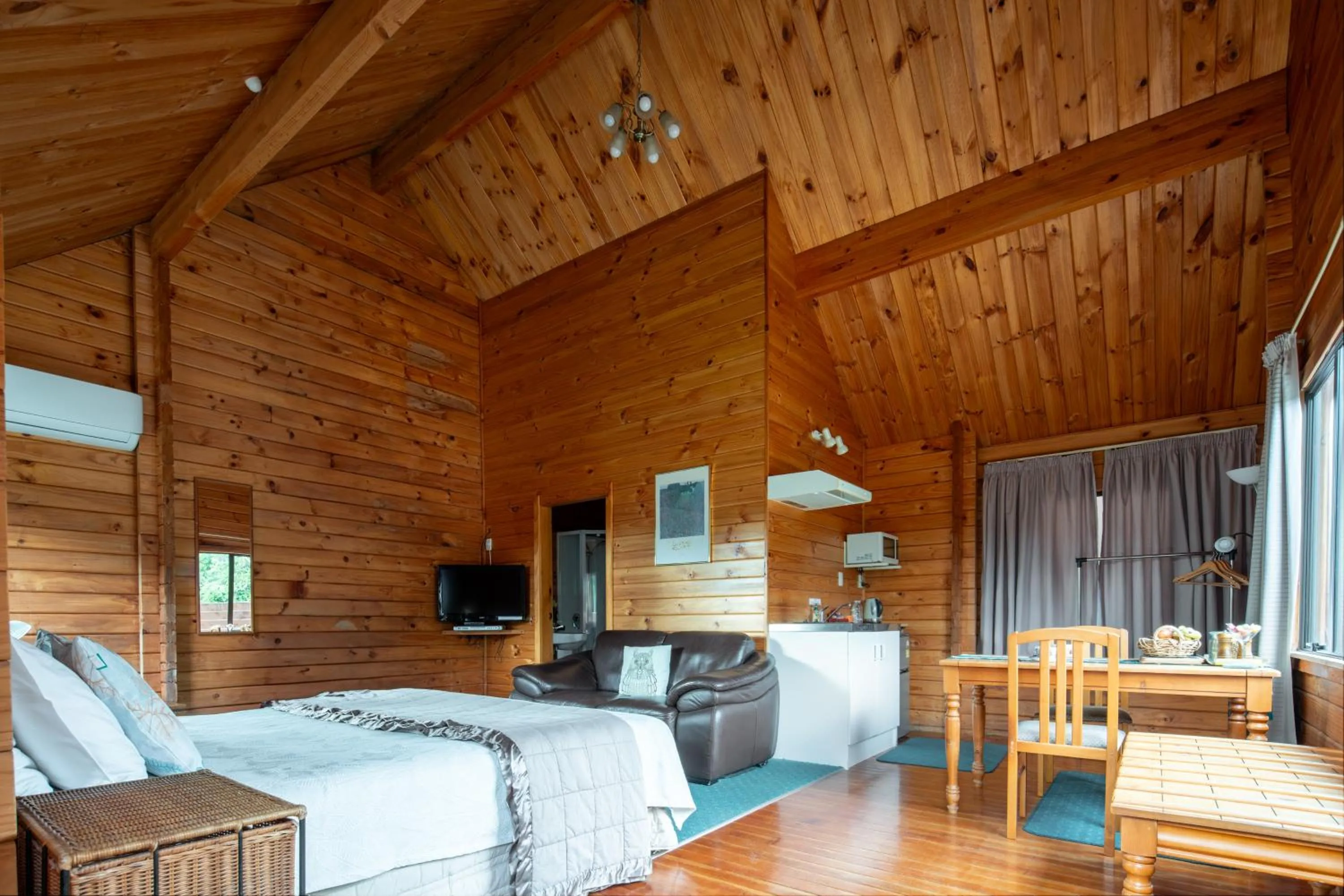 Photo of the whole room, Bed in Fox Glacier Lodge