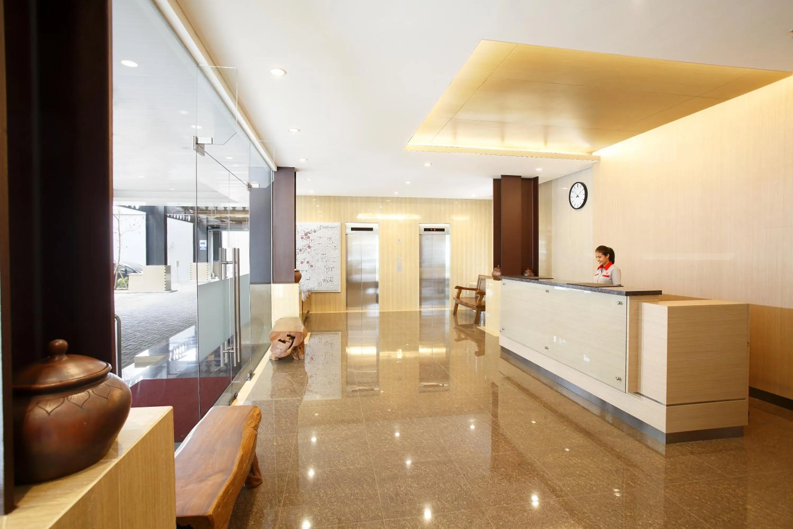 Lobby or reception in Amaris Hotel Pasar Baru