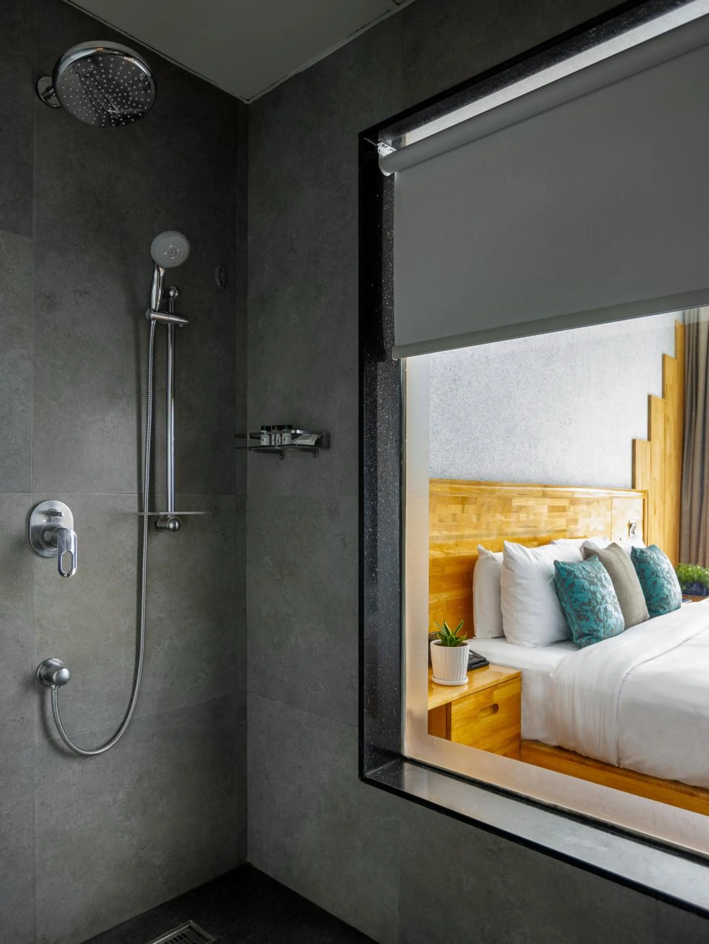 Shower, Bed in The Panoramic Getaway
