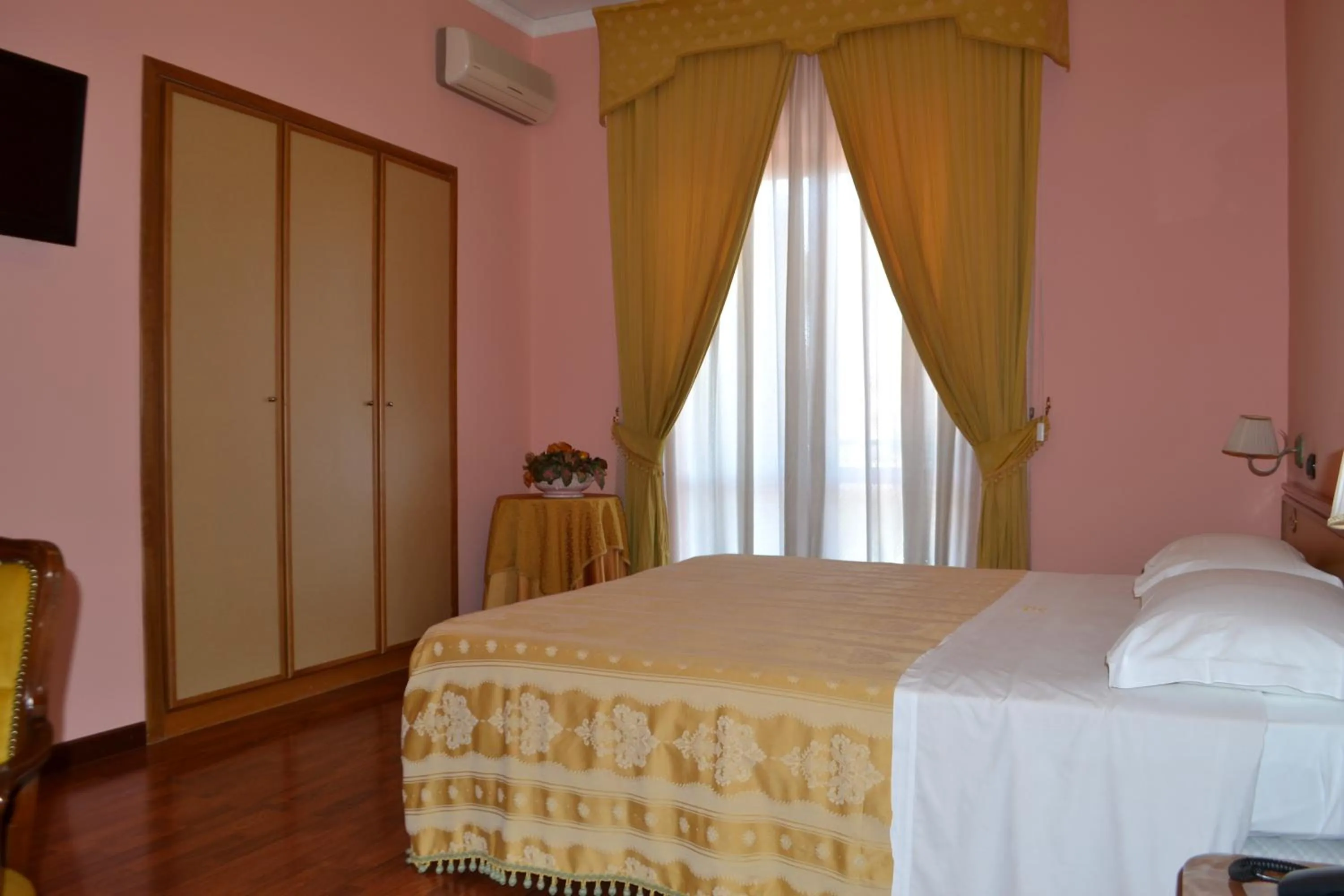 Photo of the whole room, Bed in Hotel Ristorante Donato