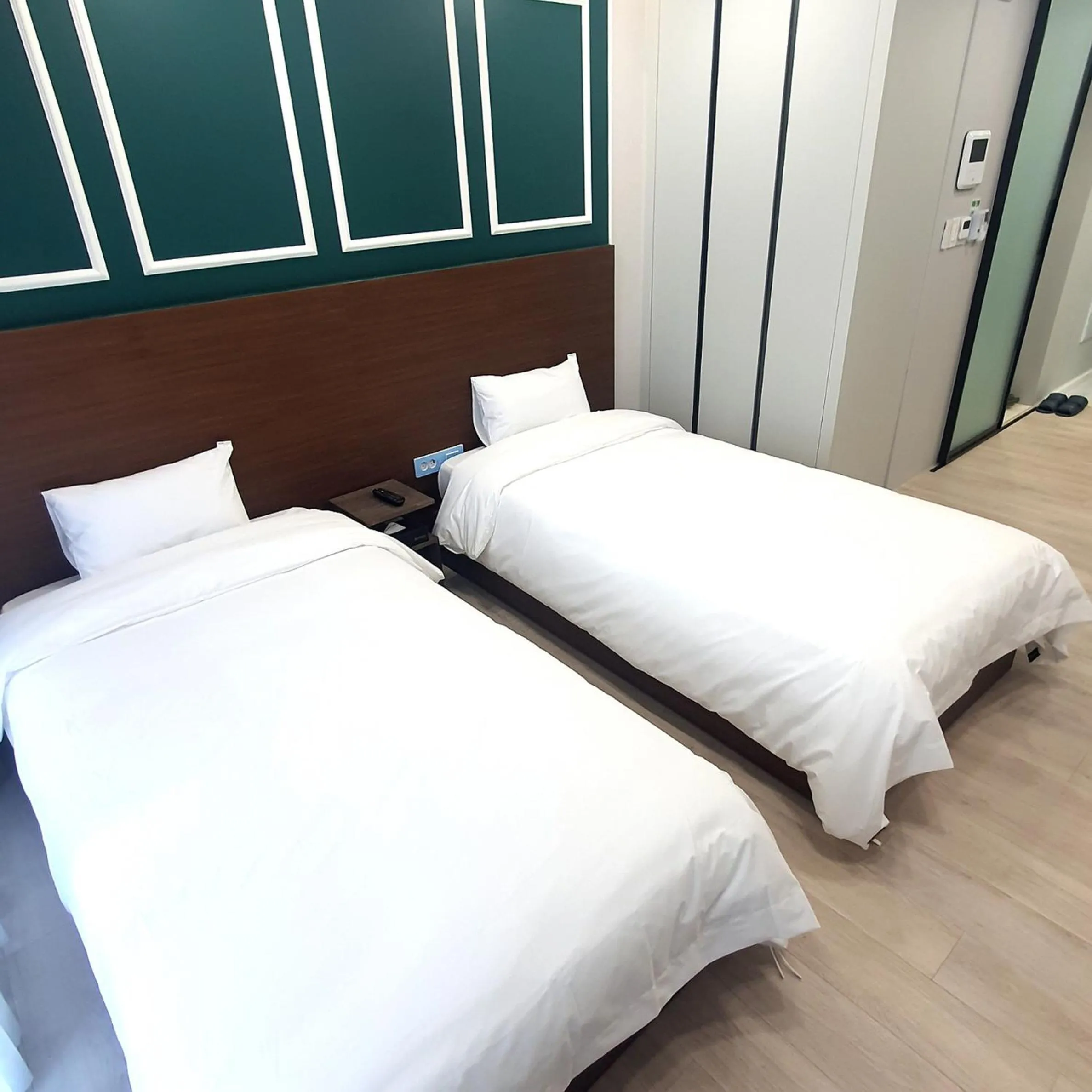 Photo of the whole room, Bed in Raviens Haeundae Avenue