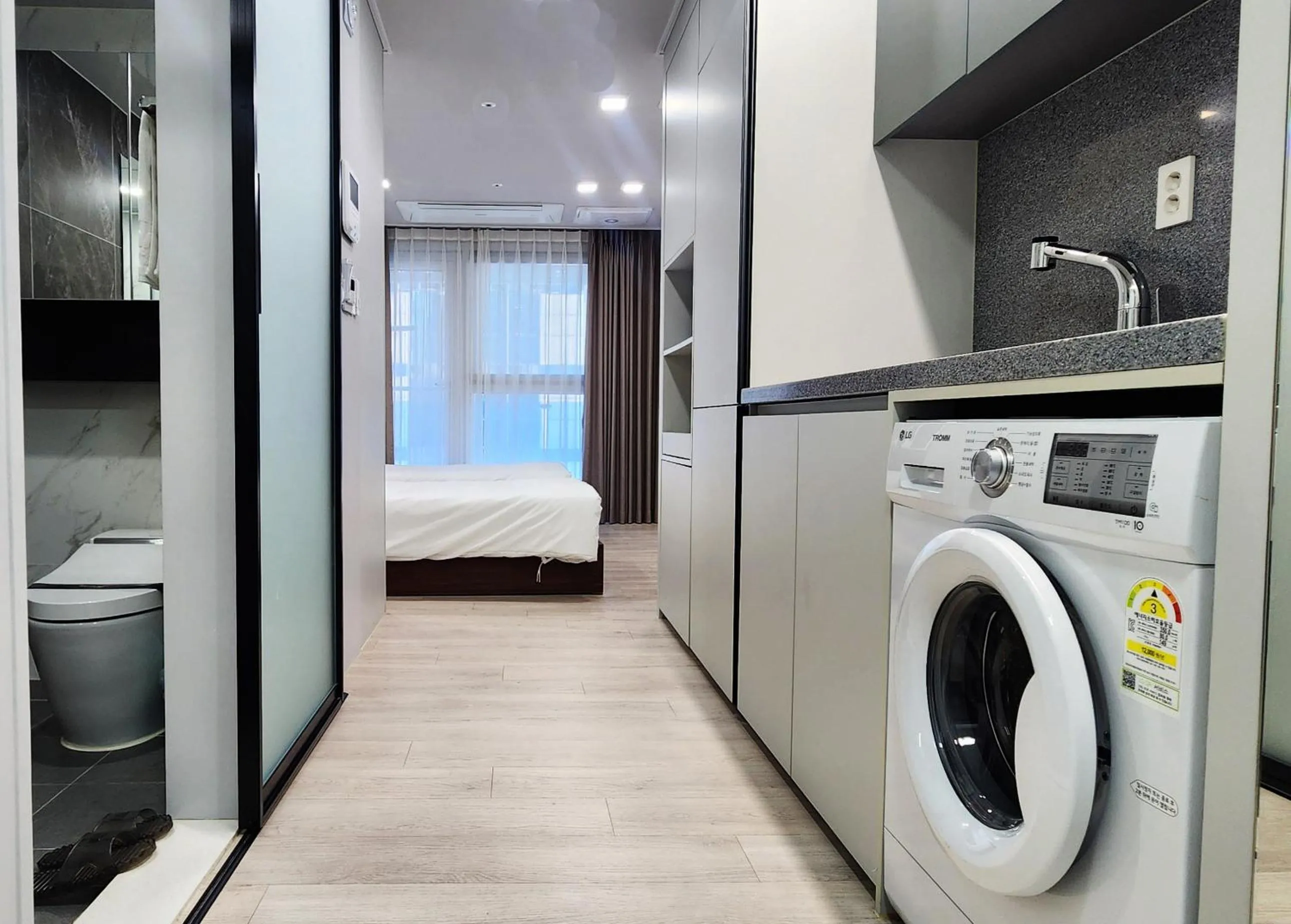 Photo of the whole room, Bed in Raviens Haeundae Avenue